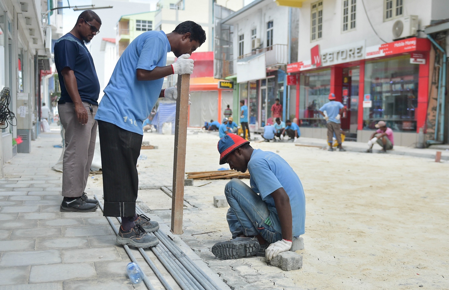 މާލެ: އޮކްޓޯބަރު 31، 2016: މަޖީދީމަގުގެ މިލިއަން ބުކްޝޮޕް ކުރިމަތީގައި ގާއެތުރުމުގެ މަސައްކަތް ކުރަނީ: މި މަޝްރޫއުގެ ދަށުން މާލޭގެ ވަރަށް ގިނަ މަގުތަކެއް އަލުން ހަދާނެ-- ފޮޓޯ: މުހައްމަދު ޝަރުހާން/މިހާރު