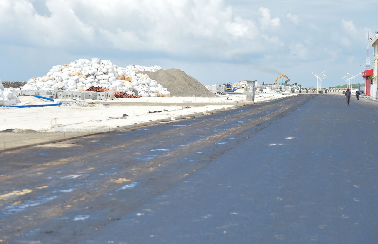 މާލެ: އޮކްޓޯބަރު 31، 2016: މާލޭ ބޮޑުތަކުރުފާނު މަގުގެ މެރީ ބްރައުން ހުރި ހިސާބުގައި ތާރު އެޅުމުގެ މަސައްކަތުގެ ބޮޑުބައެއް ނިމިފައި.-- ފޮޓޯ: މުހައްމަދު ޝަރުހާން/މިހާރު