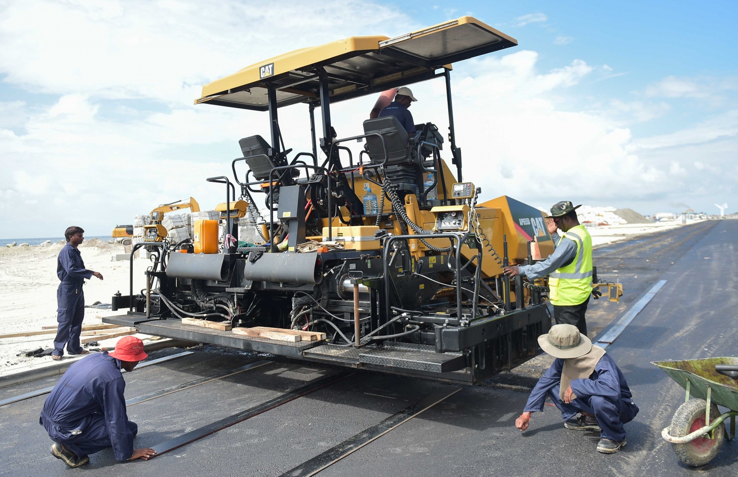 މާލޭގެ ބައެއް މަގުތައް ހެދުން