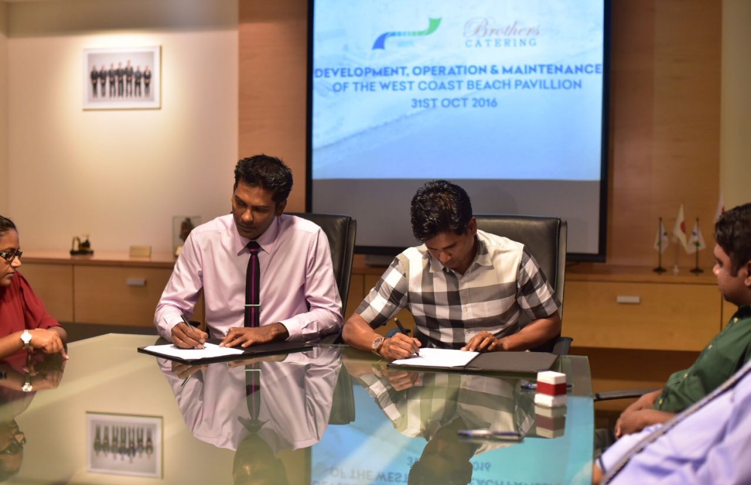 ރަސްފަންނު ޕެވިލިއަން ހެދުމުގެ އެއްބަސްވުމުގައި އެމްޑަބްލިއުއެސްސީގެ މެނޭޖިން ޑިރެކްޓަރު ފަޒުލް (ވ) އާއި ބްރަދާސް ކޭޓަރިންގެ މެނޭޖިން ޑިރެކްޓަރު ނިޔާޒު މިއަދު ސޮއިކުރައްވަނީ.-- ފޮޓޯ: ހުސެން ޝަޔާހު/ މިހާރު