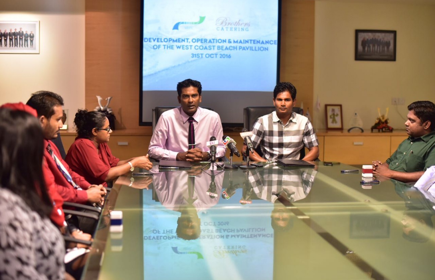 ރަސްފަންނު ޕެވިލިއަން ހެދުމުގެ އެއްބަސްވުމުގައި ބްރަދާސް ކޭޓަރިންއާ އެކު މިއަދު ސޮއިކުރެއްވުމަށް ފަހު އެމްޑަބްލިއުއެސްސީގެ މެނޭޖިން ޑިރެކްޓަރު ފަޒުލް ވާހަކަ ދައްކަވަނީ.-- ފޮޓޯ: ހުސެން ޝަޔާހު