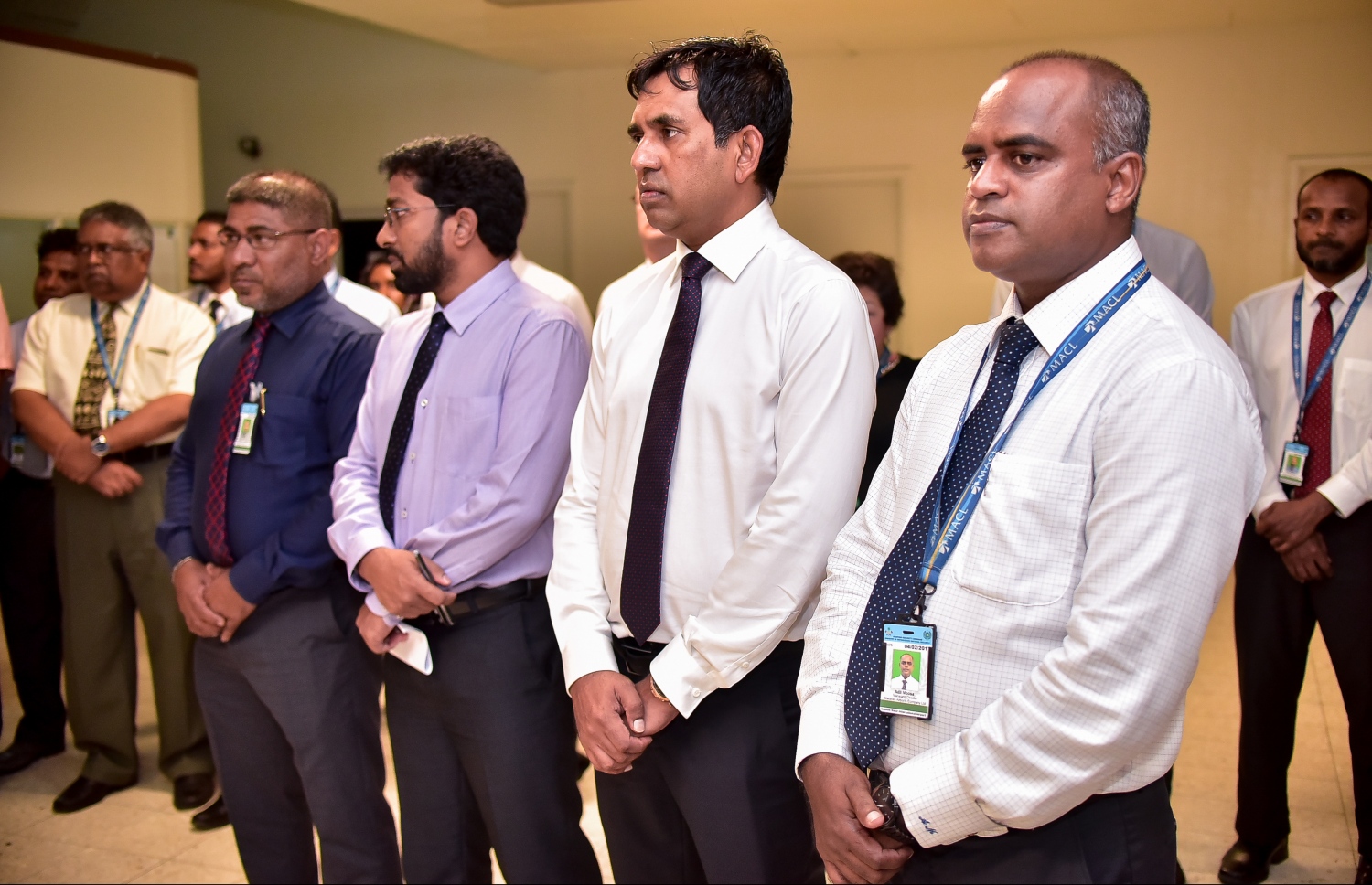 އައިއެންއައިއޭގައި ބެހެއްޓި ފަސިންޖަރުންގެ ހަށިގަނޑު ބަލާ ފާސްކުރާ މެޝިން އިފްތިތާހުކުރުމަށް ބޭއްވި ހަފުލާގައި އެމްސީއެލްގެ އެމްޑީ އާދިލް އާއި އިކޮނޮމިކް މިނިސްޓަރާއި ހޯމް މިނިސްޓަރު އަދި ކަސްޓަމްސްގެ ކޮމިޝަނަ ޖެނެރަލް ބައިވެރިވެވަޑައިގަންނަވަނީ. -- ފޮޓޯ: ނިޝާން އަލީ /މިހާރު