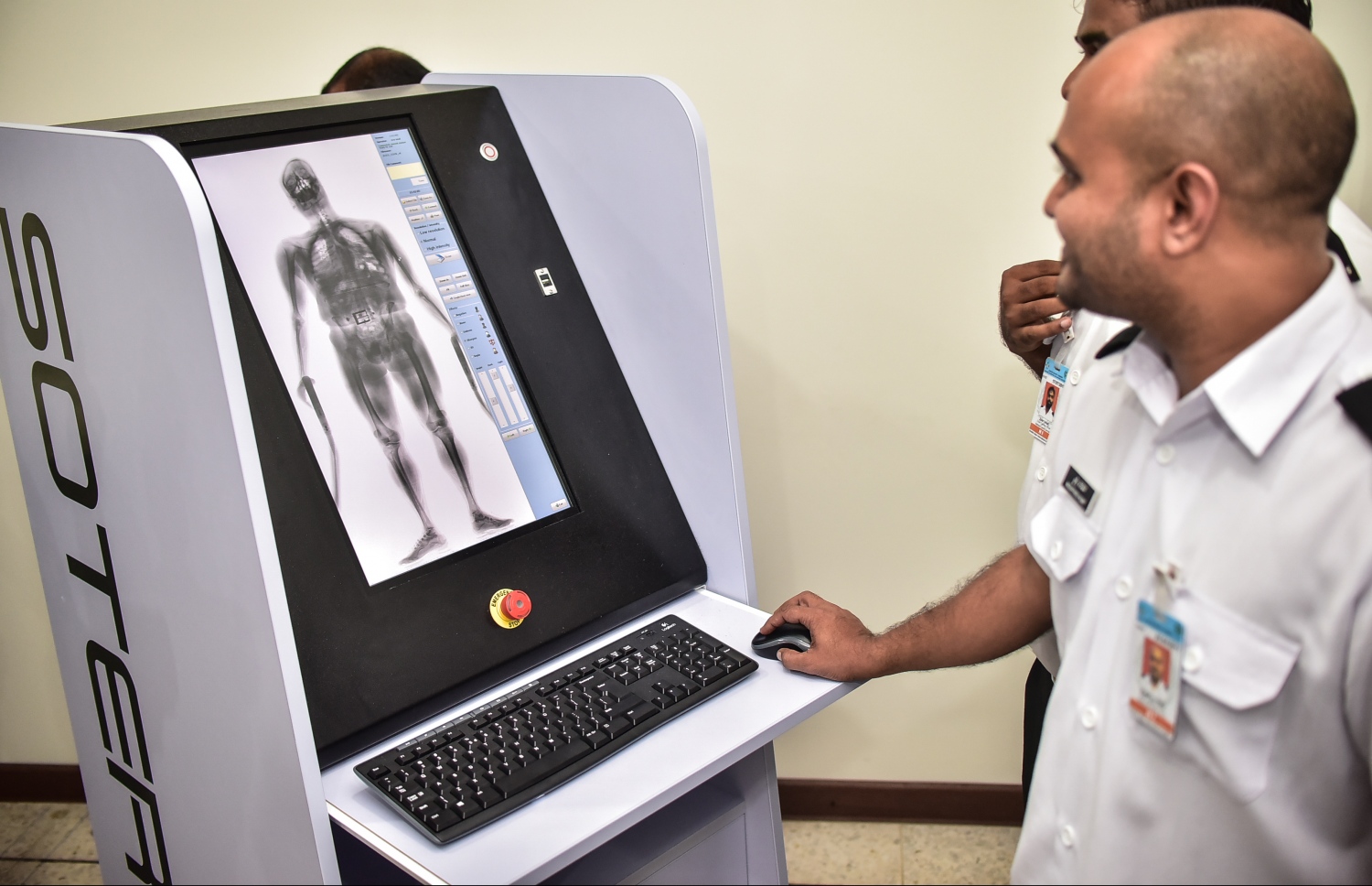 އައިއެންއައިއޭގައި ބެހެއްޓި ފަސިންޖަރުންގެ ހަށިގަނޑު ބަލާ ފާސްކުރާ މެޝިން ބޭނުންކުރާ ގޮތް ކަސްޓަމަސްގެ އޮފިސަރަކު ދައްކާލަނީ. ފޮޓޯ: ނިޝާން އަލީ /މިހާރު