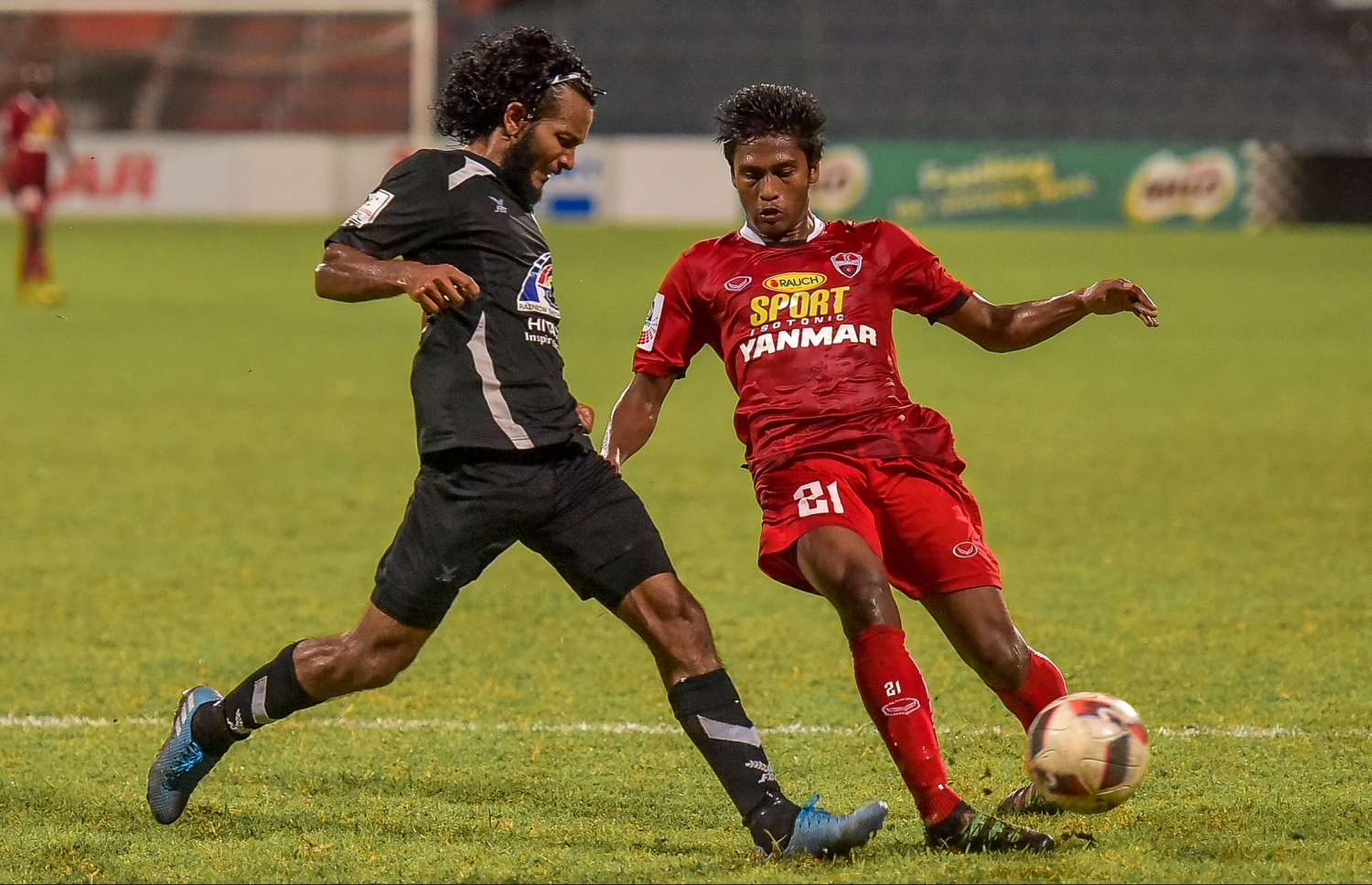 ޓީސީގެ ދާދު (ކ) އަތުން ބޯޅަ ހޯދަން އީގަލްސްގެ ކުޅުންތެރިޔަކު މަސައްކަތްކުރަނީ. --ފޮޓޯ: ނިޝާން އަލީ/ މިހާރު