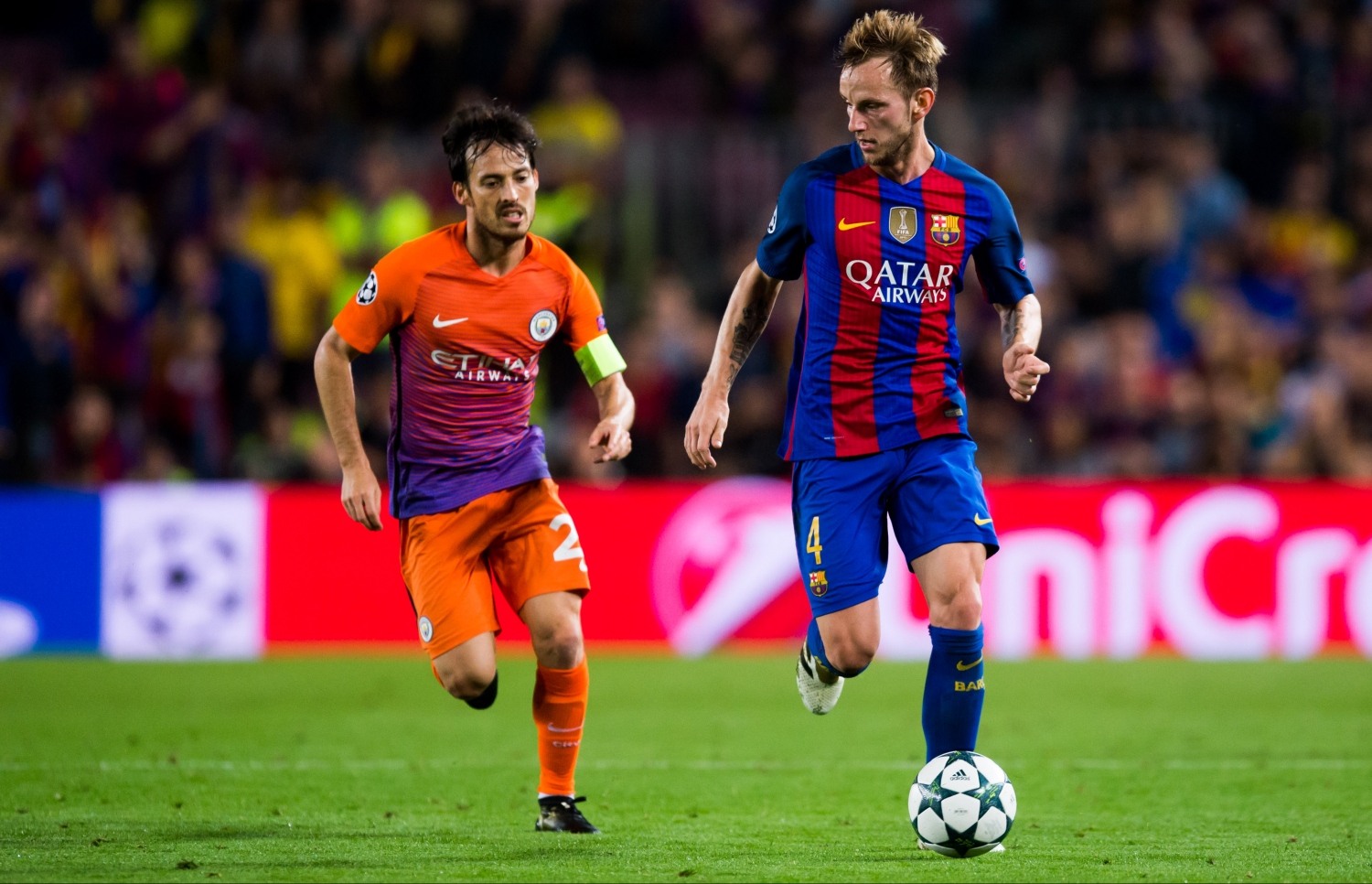 ސިޓީގެ ސިލްވާ (ވ) ކައިރިން ބާސެލޯނާގެ ރަކިޓިޗް ބޯޅަ ހިފައިގެންދަނީ.-- ފޮޓޯ: އޭއެފްޕީ