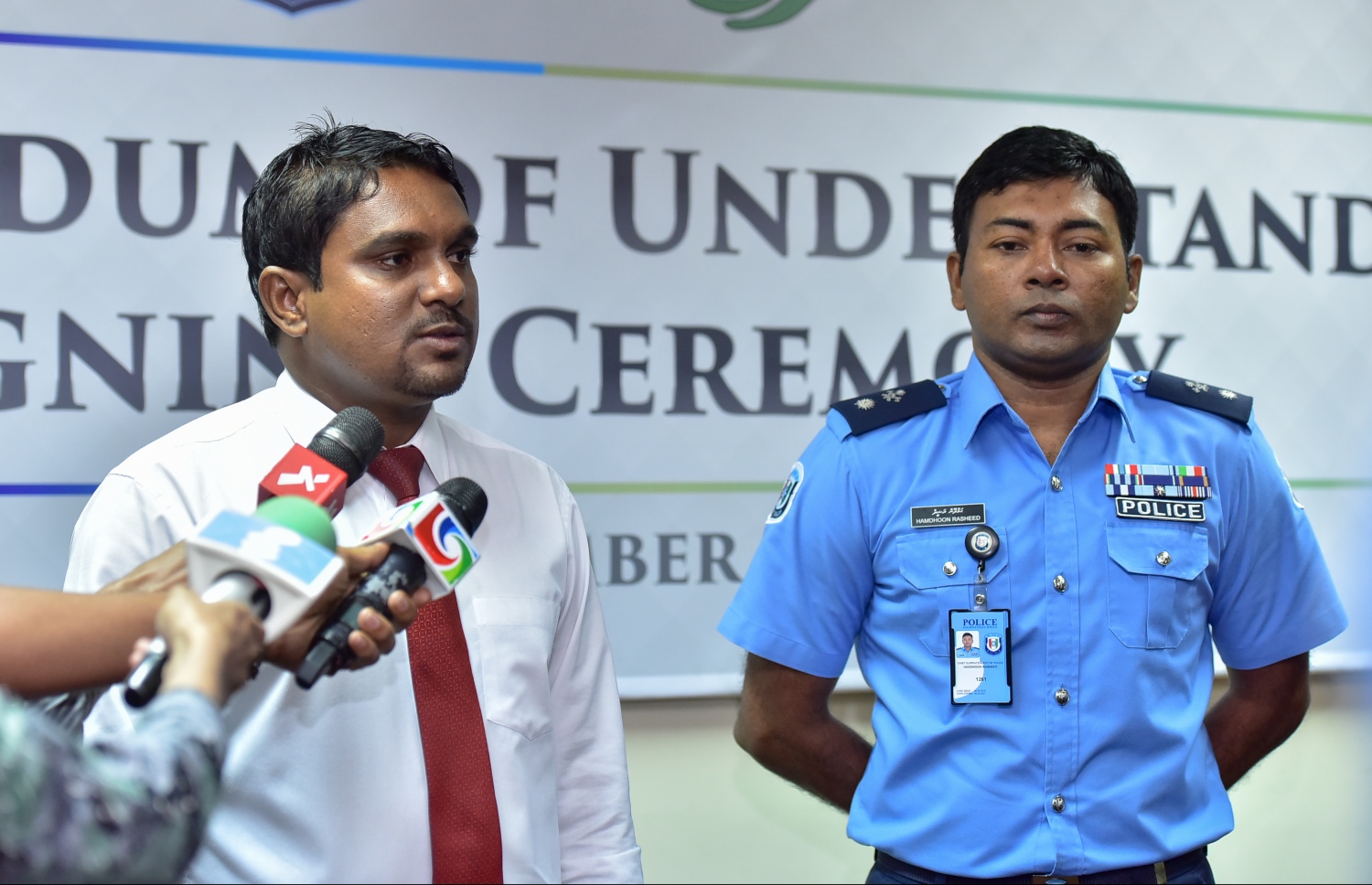 އިންތިހާބުގައި ފުލުހުންގެ އެހީތެރިކަން ހޯދުމަށް އިލެކްޝަންސް އާއި ފުލުހުންނާ ދެމެދު މިއަދު އެމްއޯޔޫއެއްގައި ސޮއި ކުރުމަށް ބޭއްވި ރަސްމިއްޔާތުގައި އީސީގެ ނައިބު ރައީސް އަމްޖަދު (ވ) އަދި އިންތިހާބުތަކާ ހަވާލުވެ ވަޑައިގެން ހުންނެވި ފުލުހުންގެ އެންމެ އިސްވެރިޔާ ހަމްދޫން ނޫސްވެރިންނާ ވާހަކަ ދައްކަވަނީ-- ފޮޓޯ: ނިޝާން އަލީ/ މިހާރު