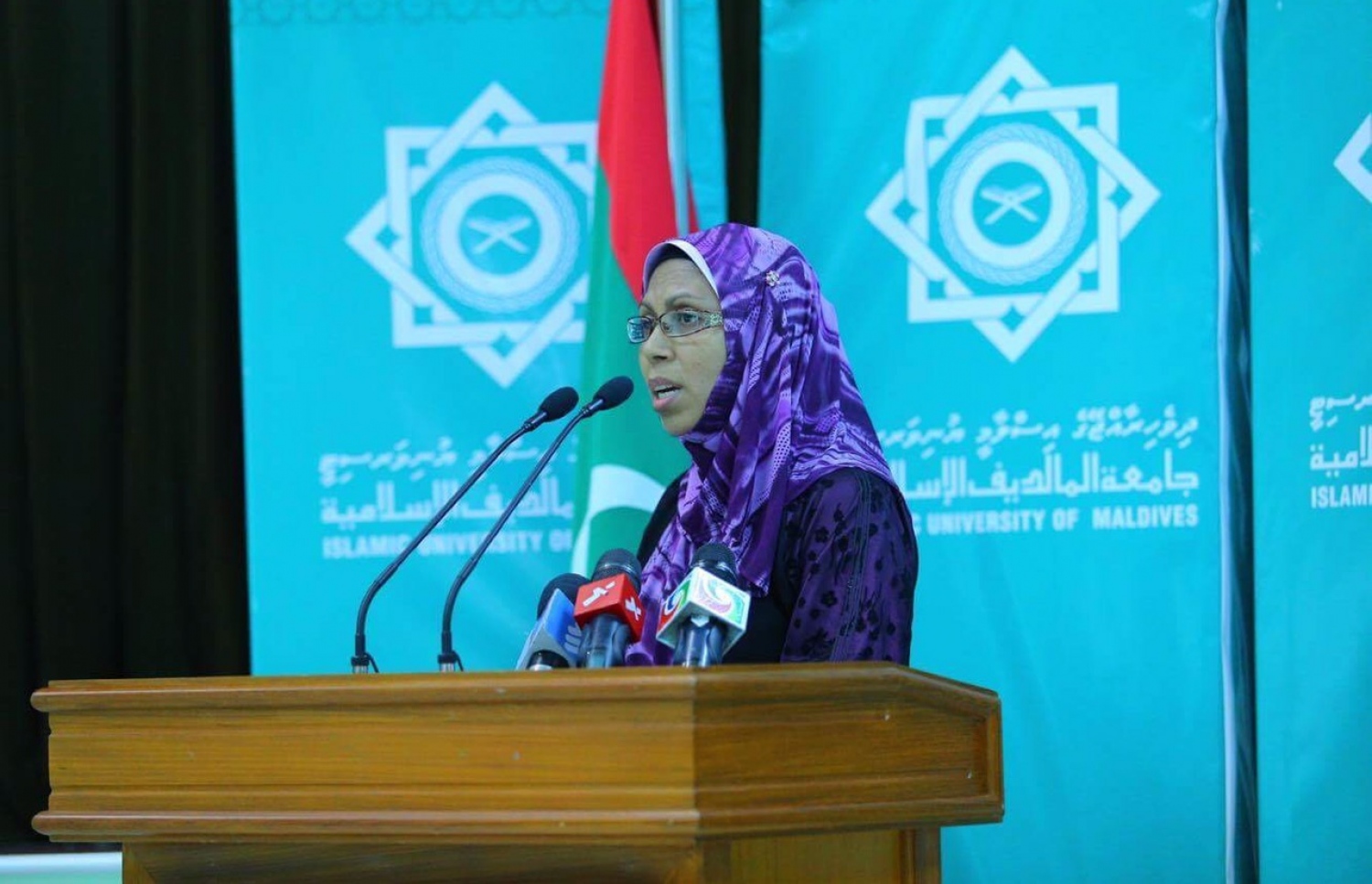 އިސްލާމިކް ޔުނިވާސިޓީ އިން އަންނަ ޖެނުއަރީ މަހު ފަށާ ކޯސްތަކާއި އަލަށް ތައާރަފް ކުރާ އިސްލާމިކް ފައިނޭންސްގެ ދެ ކޯހާ ބެހޭގޮތުން މައުލޫމާތު ދިނުމަށް މިއަދު ބޭއްވި ނޫސްވެރިންގެ ބައްދަަލުވުމުގައި އެ ޔުނިވާސިޓީގެ ޑެޕިއުޓީ ވައިސް ޗާންސެލާ އެކެޑަމިކް ހައްވާ ލަތީފް ވާހަކަ ދައްކަވަނީ. -- ފޮޓޯ: އިސްލާމިކް ޔުނިވާސިޓީ