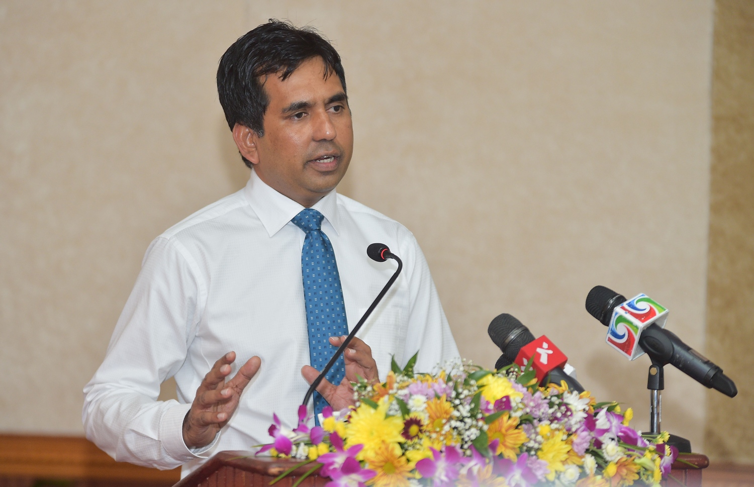 އައިހަވަންގެ މާސްޓަ ޕްލޭން ހެދުމުގެ މަސައްކަތް ސިންގަޕޫރުގެ ސުރުބަނާ ޖުރޮންގާ ހަވާލުކުރުމުގެ އެއްބަސްވުމުގައި ސޮއިކުރެއްވުމަށް ފަހު މިނިސްޓަރު ސައީދު ވާހަކަ ދައްކަވަނީ.-- ފޮޓޯ: މުހައްމަދު ޝަރުހާން/ މިހާރު