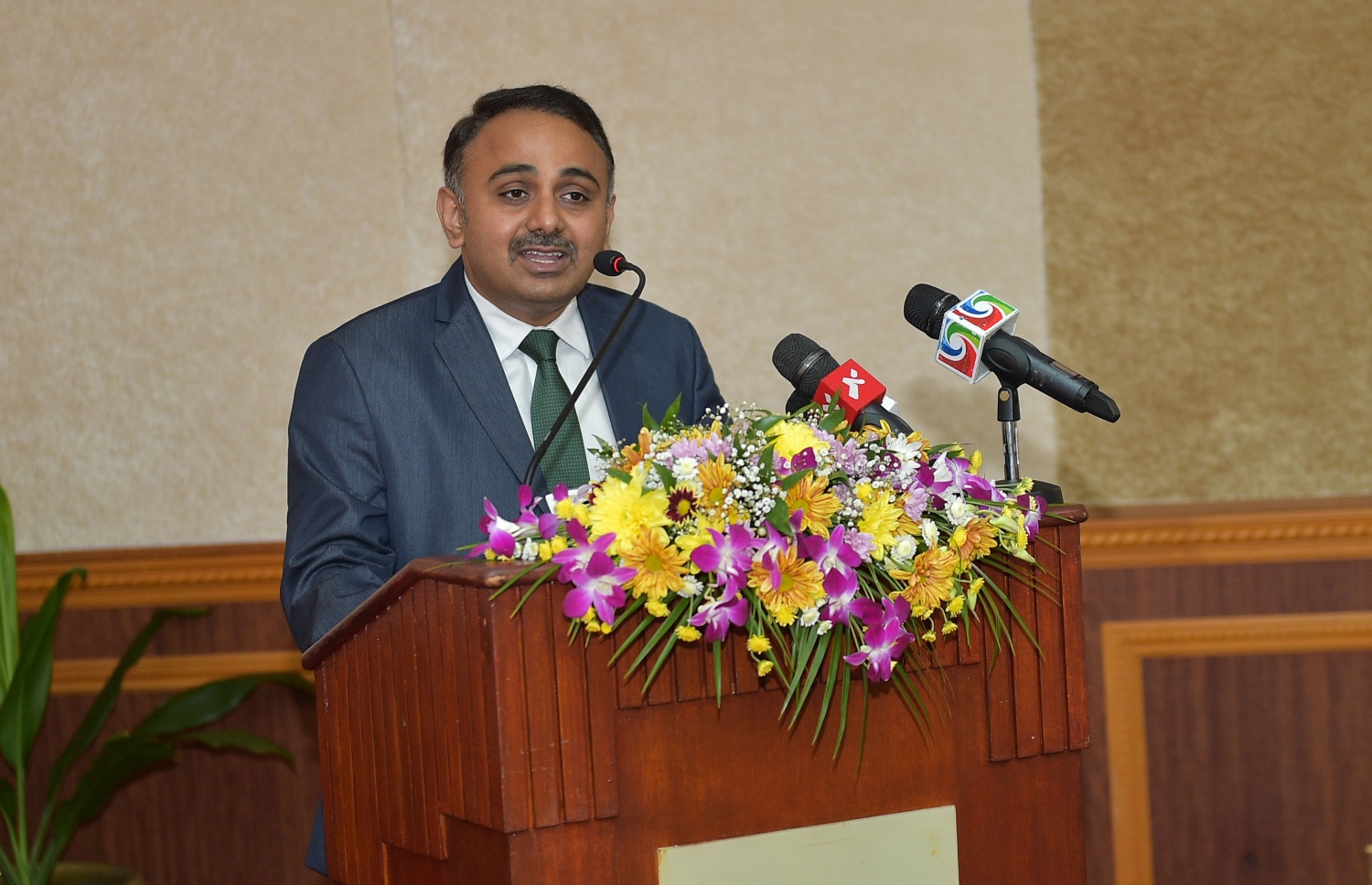 އައިހަވަންގެ މާސްޓަ ޕްލޭން ހެދުމުގެ މަސައްކަތް ސިންގަޕޫރުގެ ސުރުބަނާ ޖުރޮންގާ ހަވާލުކުރުމުގެ އެއްބަސްވުމުގައި ސޮއިކުރުމުގެ ރަސްމިއްޔާތުގައި އެ ކުންފުނިން އޭޝިއާ އަދި މެދުއިރުމައްޗަށް ކަނޑައަޅާފައި ހުންނަވާ ސީއީއޯ މަހޭޝްވަރަން ވާހަކަ ދައްކަވަނީ.-- ފޮޓޯ: މުހައްމަދު ޝަރުހާން/ މިހާރު