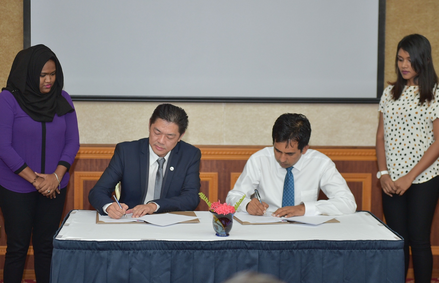 އައިހަވަންގެ މާސްޓަ ޕްލޭން ހެދުމުގެ މަސައްކަތް ސިންގަޕޫރުގެ ސުރުބަނާ ޖުރޮންގާ ހަވާލުކުރުމުގެ އެއްބަސްވުމުގައި އިކޮނޮމިކް މިނިސްޓަރު ސައީދު (ކ) އާއި ސުރުބަނާ ޖުރޮންގުގެ އާބަން ޕްލޭނިން އެންޑް ޑިޒައިން ބައިގެ މެނޭޖިން ޑިރެކްޓަރު ފިލިޕް ވައިއެމް ޓޭން ސޮއިކުރައްވަނީ.-- ފޮޓޯ: މުހައްމަދު ޝަރުހާން/ މިހާރު