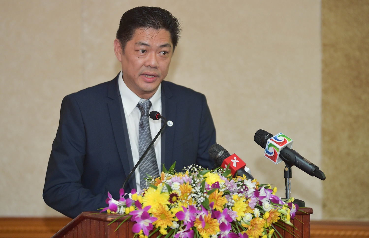 އައިހަވަންގެ މާސްޓަ ޕްލޭން ހެދުމުގެ މަސައްކަތް ސިންގަޕޫރުގެ ސުރުބަނާ ޖުރޮންގާ ހަވާލުކުރުމުގެ އެއްބަސްވުމުގައި ސޮއިކުރެއްވުމަށް ފަހު އެ ކުންފުނީގެ އާބަން ޕްލޭނިން އެންޑް ޑިޒައިން ބައިގެ މެނޭޖިން ޑިރެކްޓަރު ފިލިޕް ވައިއެމް ޓޭން ޕްރެޒެންޓޭޝަނެއް ދެއްވަނީ.-- ފޮޓޯ: މުހައްމަދު ޝަރުހާން/ މިހާރު