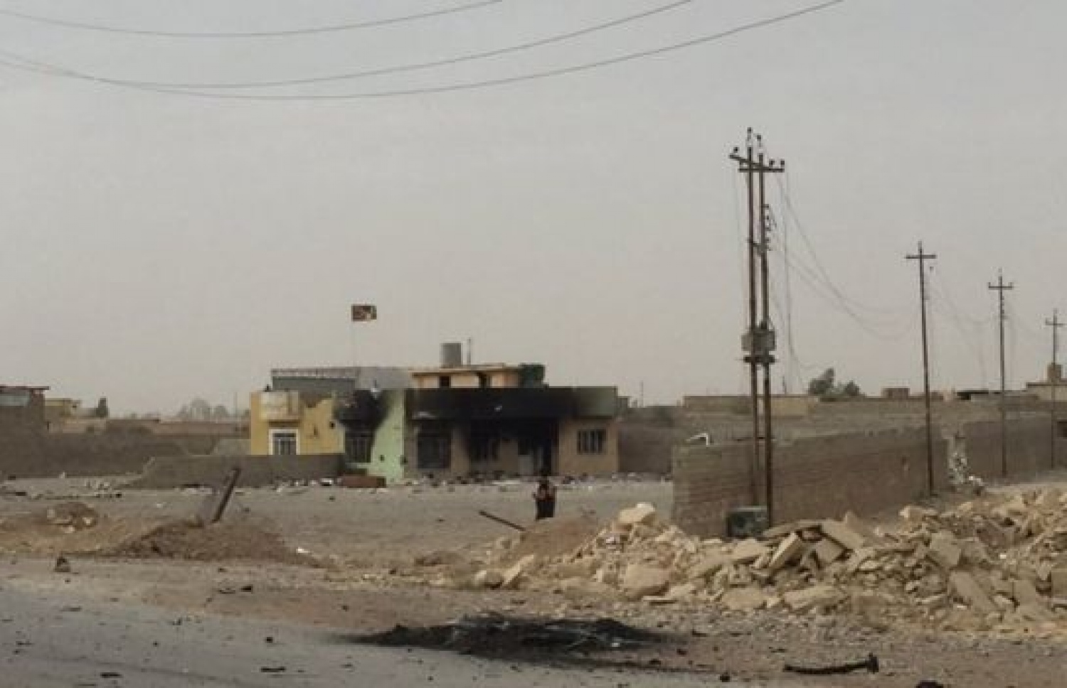 އިރާގު ސިފައިން މޫސަލް އަށް ވަންނަ އިރު އައިއެސްގެ ހަނގުރާމަވެރިންގެ ފަރާތުން ވެސް ރައްދު ހަމަލާތައް ކުރިމަތިވި ކަމަށްވޭ. --ފޮޓޯ:ބީބީސީ