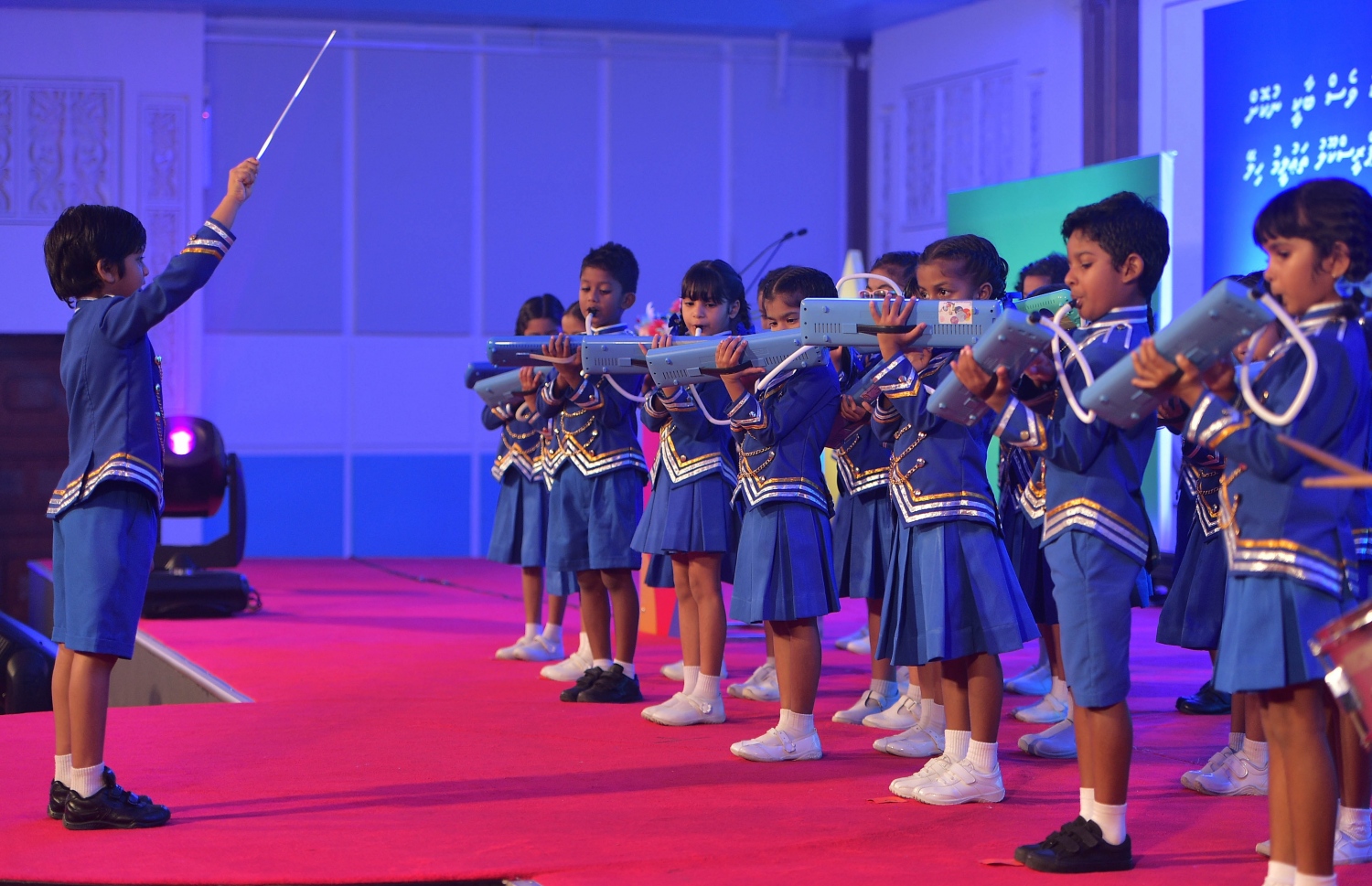 މުޅި ރާއްޖެއަށް ޕްރީ ސްކޫލް ތައުލީމް ހިލޭ ފޯރުކޮށްދިނުން ރަސްމީކޮށް ފެށުމަށް ރޭ ބޭއްވި ރަސްމިއްޔާތުގައި އަމީރު އަހުމަދު ޕްރީ ސްކޫލް ދަރިވަރުންގެ ބޭންޑު ހަރަކާތެއް ދައްކާލަނީ.--- ފޮޓޯ: މުހައްމަދު ޝަރުހާން/ މިހާރު