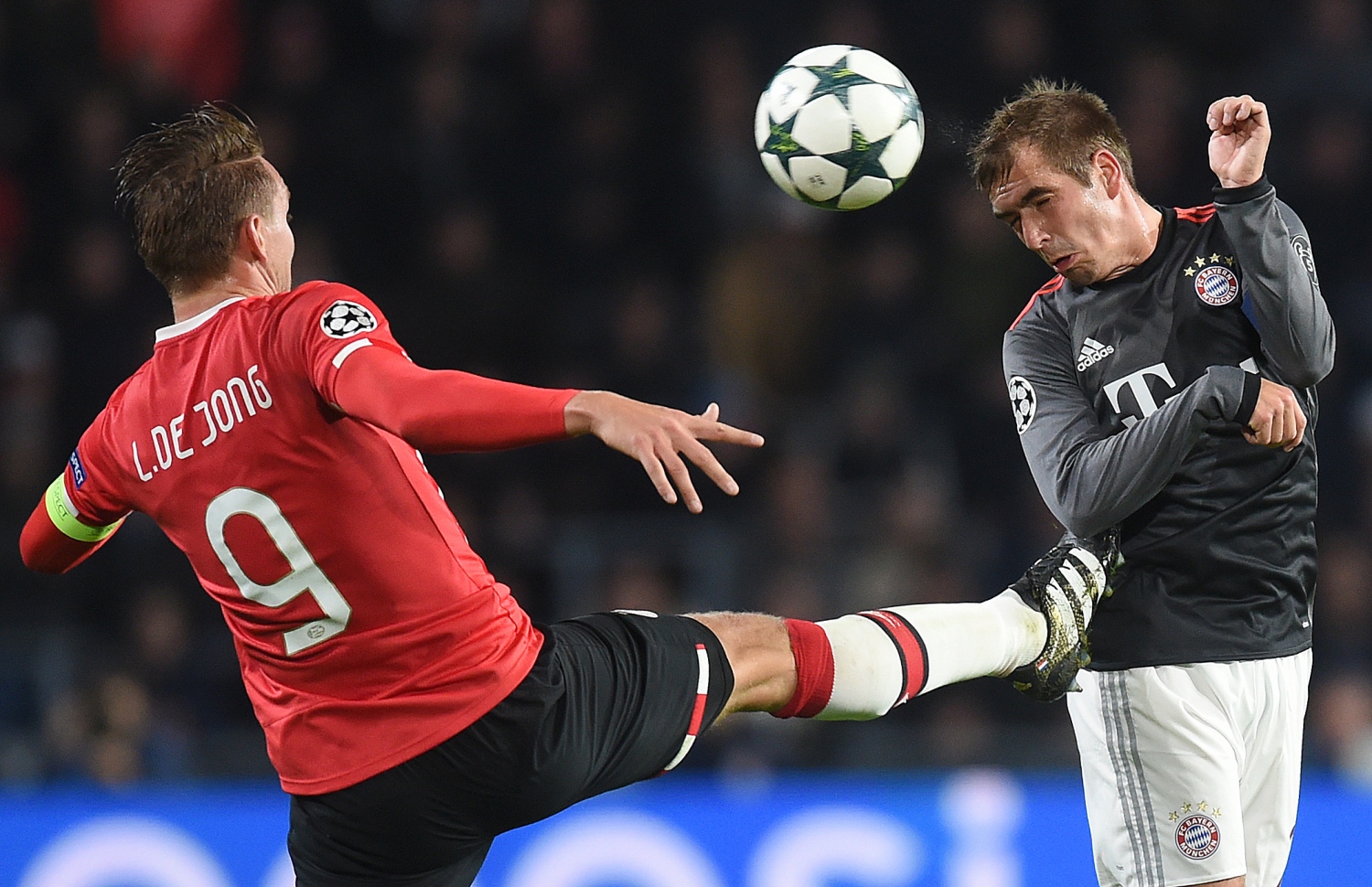 ޕީއެސްވީގެ ޑި ޔޮންގް (ވ) އަތުން ބޯޅަ ހޯދުމަށް ބަޔާން މިއުނިކުގެ ފިލިޕް ލާމް މަސައްކަތްކުރަނީ. --ފޮޓޯ: އޭއެފްޕީ