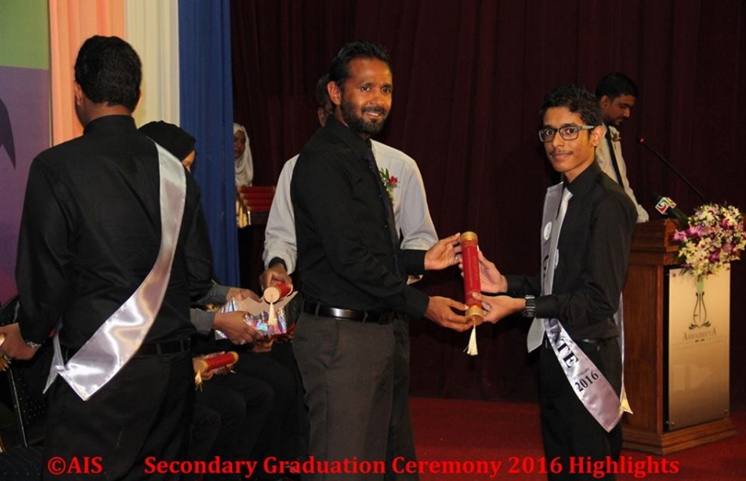 މާލެ: ނޮވެމްބަރު 1، 2016: އަހުމަދިއްޔާ އިންޓަނޭޝަނަލް ސްކޫލް ގްރޭޑް ދިހައެއްގެ ގްރެޖުއޭޝަން ހަފްލާގައި ބޭފުޅަކު ދަރިވަރަކަށް އިނާމު ދެއްވަނީ.-- ފޮޓޯ: އަހުމަދިއްޔާ އިންޓަނޭޝަލް ސްކޫލް