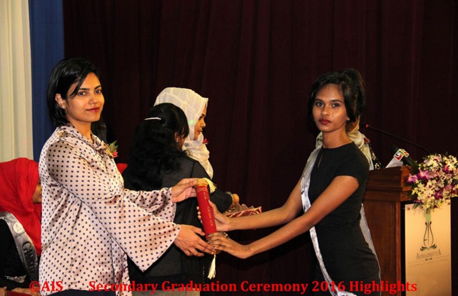 މާލެ: ނޮވެމްބަރު 1، 2016: އަހުމަދިއްޔާ އިންޓަނޭޝަނަލް ސްކޫލް ގްރޭޑް 10 ގެ ގްރެޖުއޭޝަން ހަފްލާގައި ރެޖިސްޓްރާ އޮފް ކޮމްޕެނީސް ވިސާމް(ވ) ދަރިވަރަކަށް އިނާމު ދެއްވަނީ.-- ފޮޓޯ: އަހުމަދިއްޔާ އިންޓަނޭޝަލް ސްކޫލް