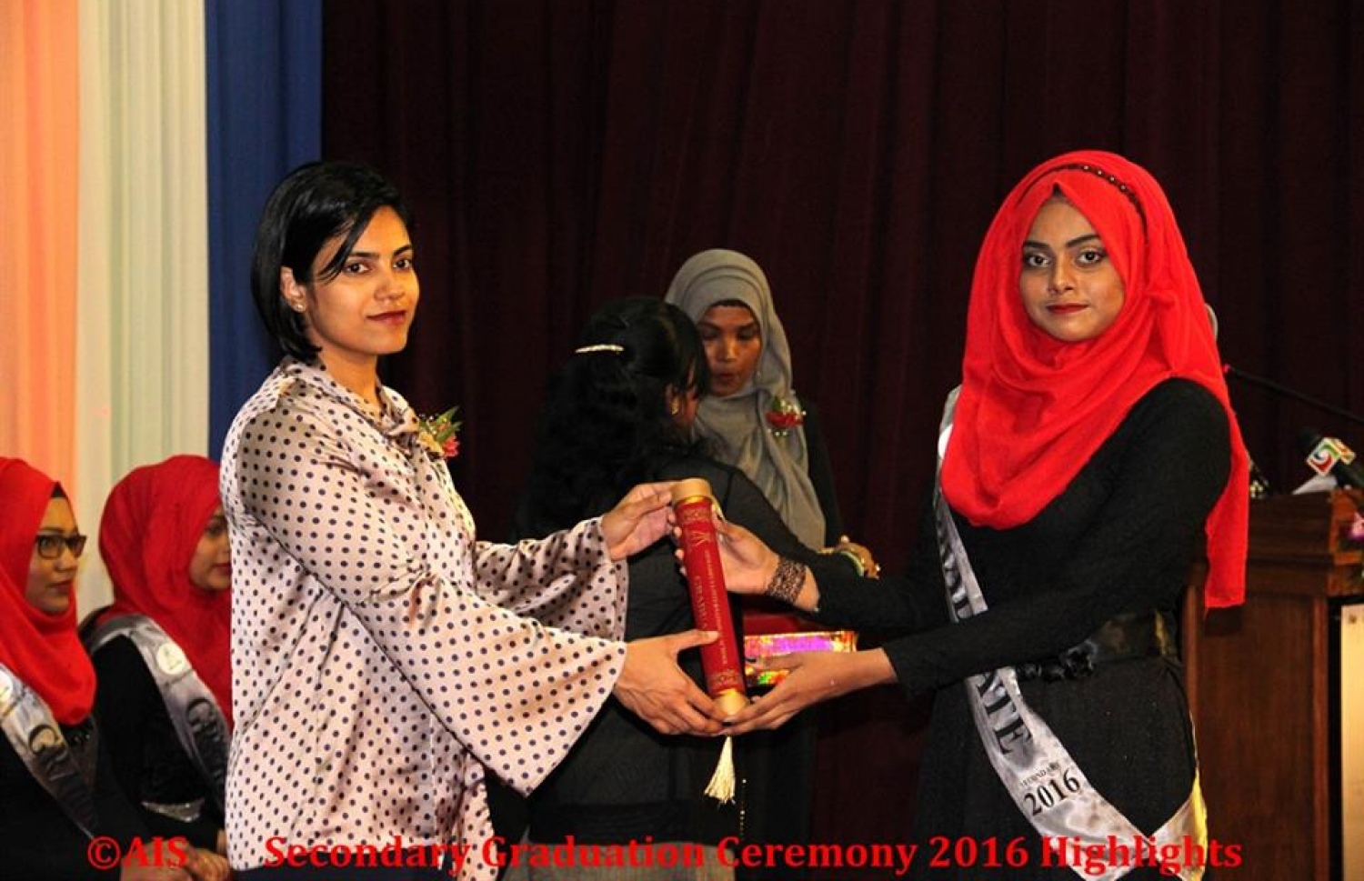 މާލެ: ނޮވެމްބަރު 1، 2016: އަހުމަދިއްޔާ އިންޓަނޭޝަނަލް ސްކޫލް ގްރޭޑް 10 ގެ ގްރެޖުއޭޝަން ހަފްލާގައި ރެޖިސްޓްރާ އޮފް ކޮމްޕެނީސް ވިސާމް(ވ) ދަރިވަރަކަށް އިނާމު ދެއްވަނީ.-- ފޮޓޯ: އަހުމަދިއްޔާ އިންޓަނޭޝަލް ސްކޫލް