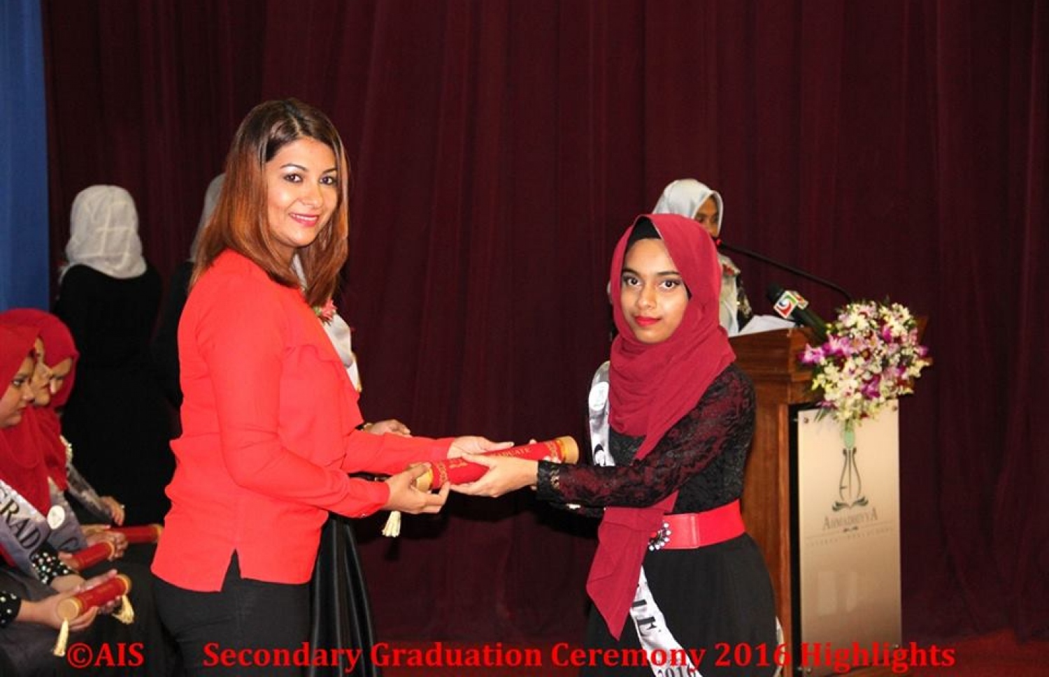 މާލެ: ނޮވެމްބަރު 1، 2016: އަހުމަދިއްޔާ އިންޓަނޭޝަނަލް ސްކޫލް ގްރޭޑް 10 ގެ ގްރެޖުއޭޝަން ހަފްލާގައި ޕީއެސްއެމްގެ ޑެޕިއުޓީ މެނޭޖިން ޑިރެކްޓަރު ޝާޔަން ޝާހިދު (ވ) ދަރިވަރަކަށް އިނާމު ދެއްވަނީ.-- ފޮޓޯ: އަހުމަދިއްޔާ އިންޓަނޭޝަލް ސްކޫލް