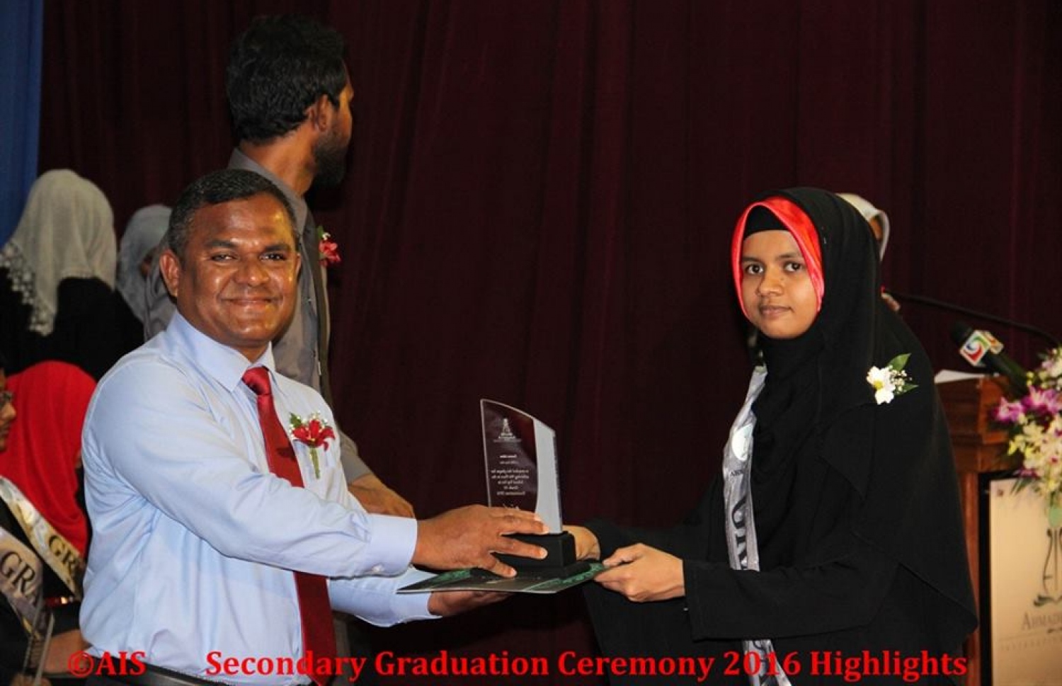 މާލެ: ނޮވެމްބަރު 1، 2016: އަހުމަދިއްޔާ އިންޓަނޭޝަނަލް ސްކޫލް ގްރޭޑް 10 ގެ ގްރެޖުއޭޝަން ހަފްލާގައި އެންވާރްމަންޓް މިނިސްޓްރީގެ ސްޓޭޓް މިނިސްޓަރު މަތީން (ވ) ދަރިވަރަކަށް އިނާމު ދެއްވަނީ.-- ފޮޓޯ: އަހުމަދިއްޔާ އިންޓަނޭޝަލް ސްކޫލް