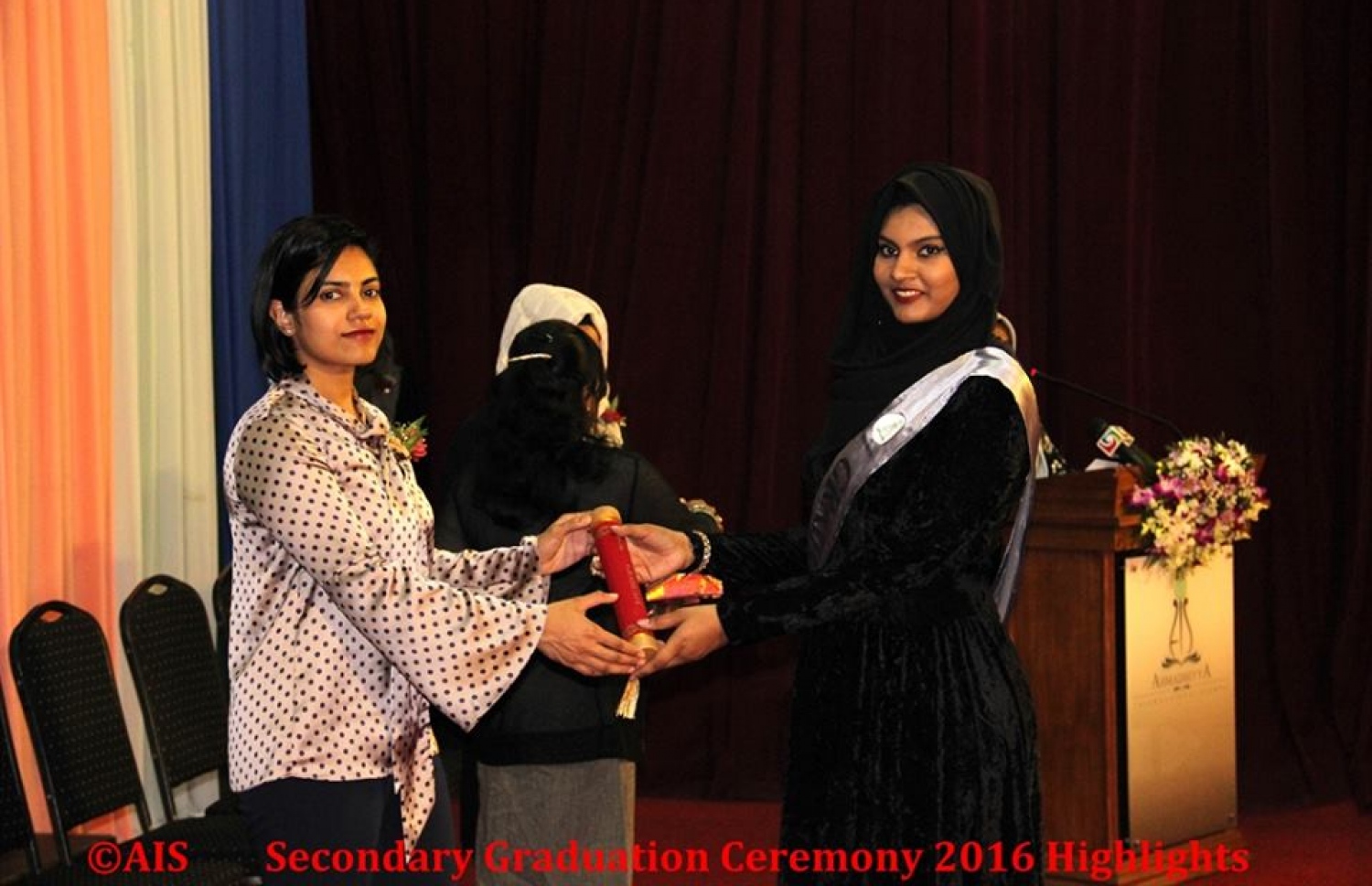 މާލެ: ނޮވެމްބަރު 1، 2016: އަހުމަދިއްޔާ އިންޓަނޭޝަނަލް ސްކޫލް ގްރޭޑް 10 ގެ ގްރެޖުއޭޝަން ހަފްލާގައި ރެޖިސްޓްރާ އޮފް ކޮމްޕެނީސް ވިސާމް (ވ) ދަރިވަރަކަށް އިނާމު ދެއްވަނީ.-- ފޮޓޯ: އަހުމަދިއްޔާ އިންޓަނޭޝަލް ސްކޫލް