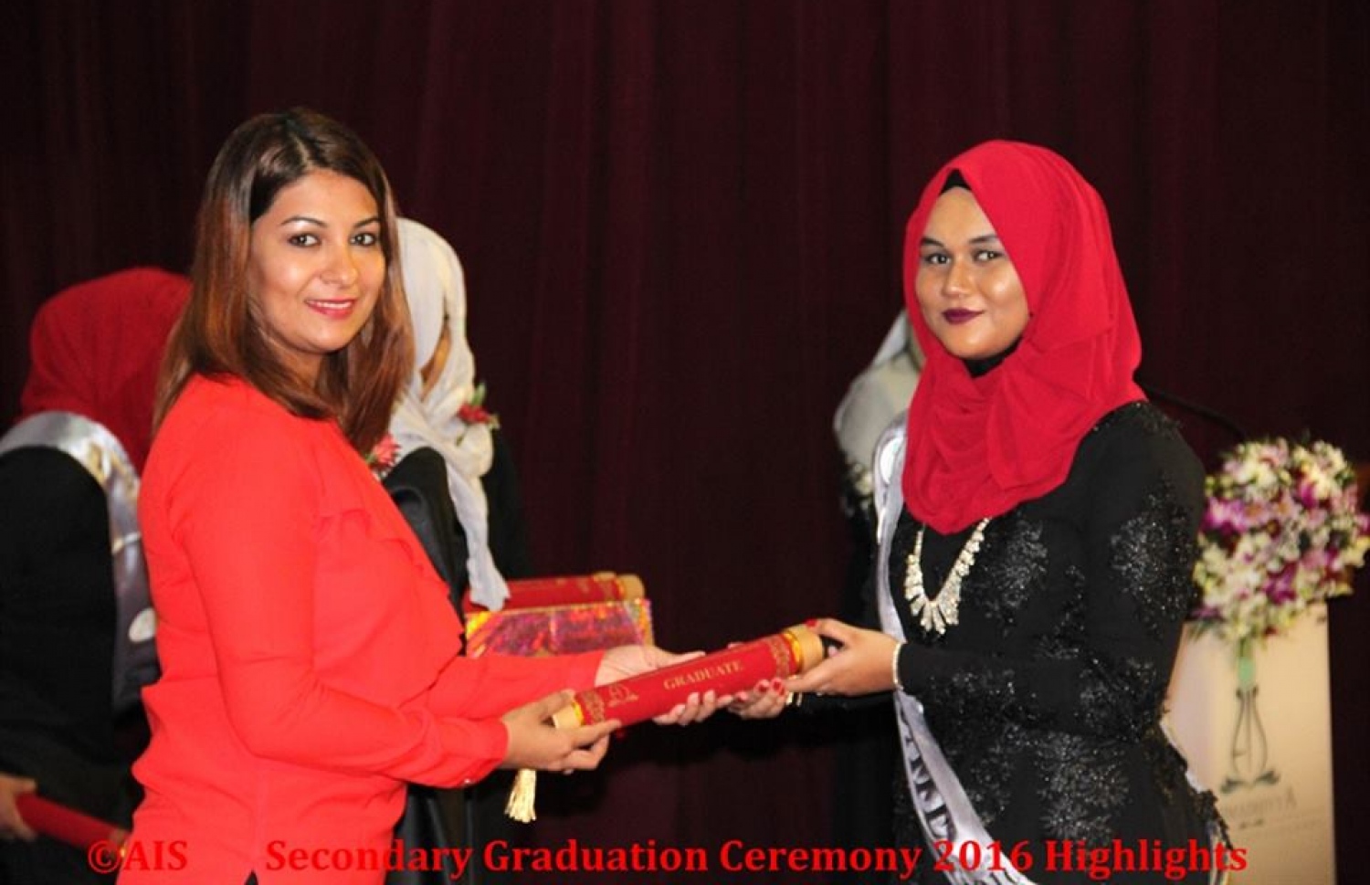 މާލެ: ނޮވެމްބަރު 1، 2016: އަހުމަދިއްޔާ އިންޓަނޭޝަނަލް ސްކޫލް ގްރޭޑް 10 ގެ ގްރެޖުއޭޝަން ހަފްލާގައި ޕީއެސްއެމްގެ ޑެޕިއުޓީ މެނޭޖިން ޑިރެކްޓަރު ޝާޔަން ޝާހިދު (ވ) ދަރިވަރަކަށް އިނާމު ދެއްވަނީ.-- ފޮޓޯ: އަހުމަދިއްޔާ އިންޓަނޭޝަލް ސްކޫލް