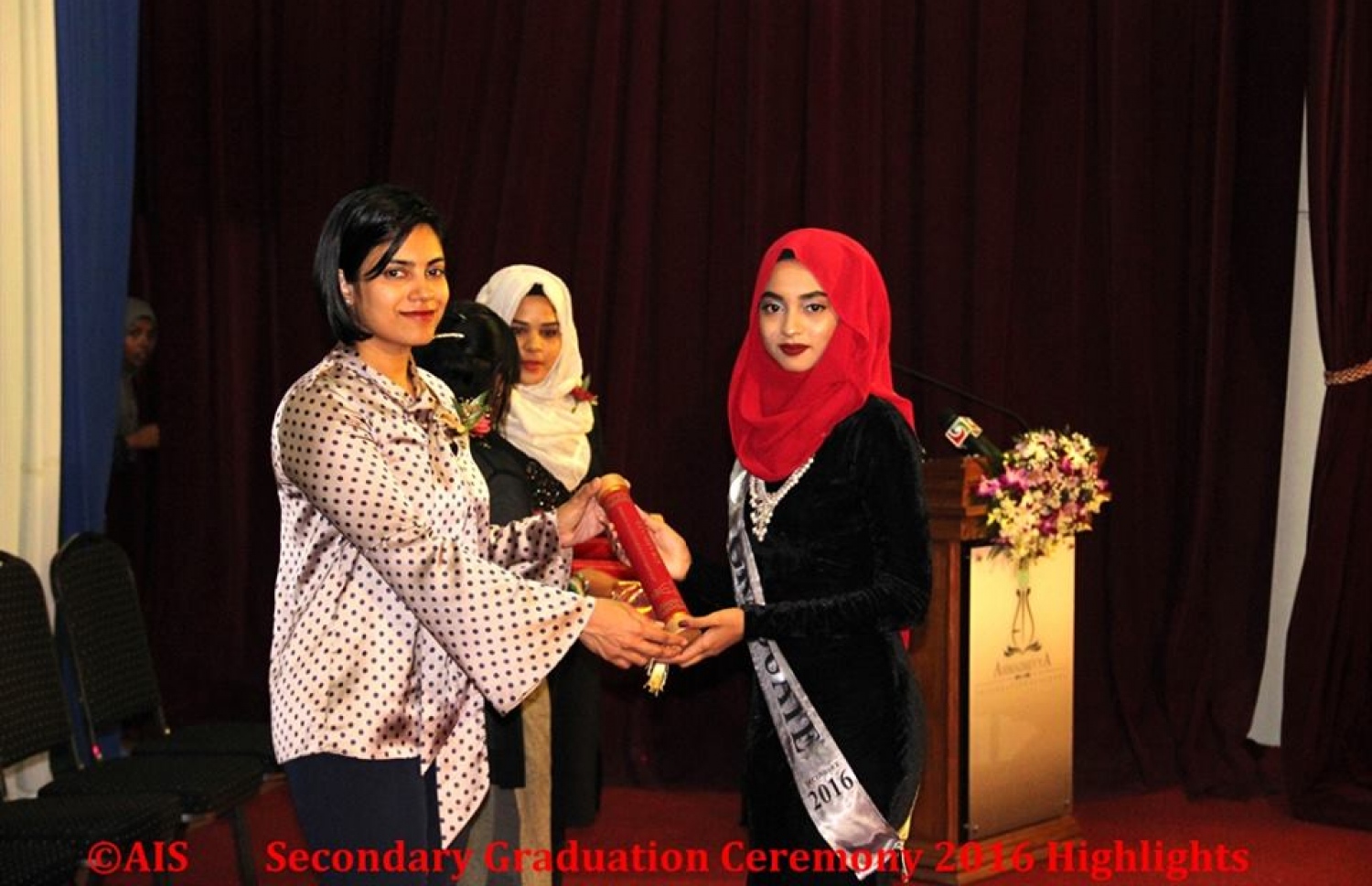 މާލެ: ނޮވެމްބަރު 1، 2016: އަހުމަދިއްޔާ އިންޓަނޭޝަނަލް ސްކޫލް ގްރޭޑް 10 ގެ ގްރެޖުއޭޝަން ހަފްލާގައި ރެޖިސްޓްރާ އޮފް ކޮމްޕެނީސް ވިސާމް (ވ) ދަރިވަރަކަށް އިނާމު ދެއްވަނީ.-- ފޮޓޯ: އަހުމަދިއްޔާ އިންޓަނޭޝަލް ސްކޫލް