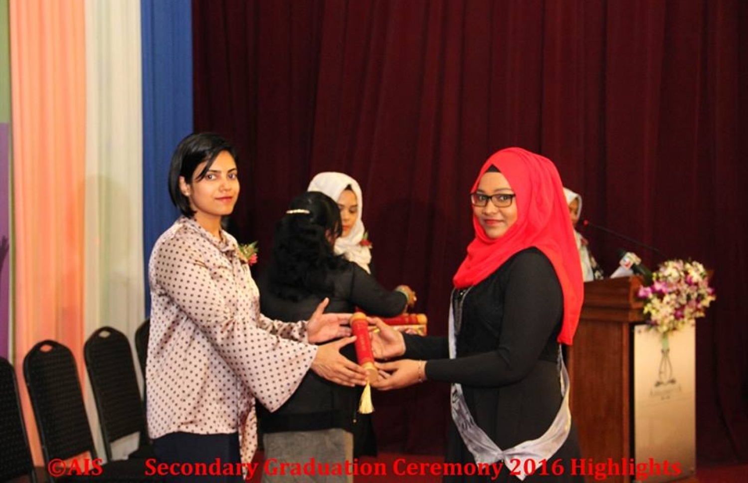 މާލެ: ނޮވެމްބަރު 1، 2016: އަހުމަދިއްޔާ އިންޓަނޭޝަނަލް ސްކޫލް ގްރޭޑް 10 ގެ ގްރެޖުއޭޝަން ހަފްލާގައި ރެޖިސްޓްރާ އޮފް ކޮމްޕެނީސް ވިސާމް(ވ) ދަރިވަރަކަށް އިނާމު ދެއްވަނީ.-- ފޮޓޯ: އަހުމަދިއްޔާ އިންޓަނޭޝަލް ސްކޫލް