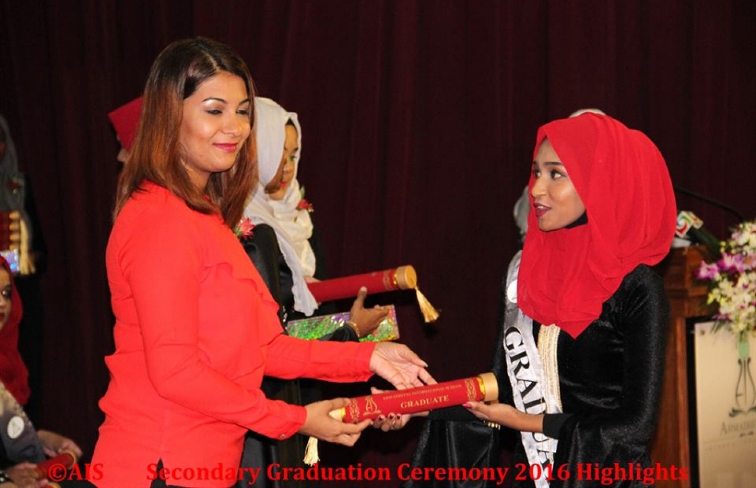 މާލެ: ނޮވެމްބަރު 1، 2016: އަހުމަދިއްޔާ އިންޓަނޭޝަނަލް ސްކޫލް ގްރޭޑް ދިހައެއްގެ ގްރެޖުއޭޝަން ހަފްލާގައި ޝާޔަން(ވ) ދަރިވަރަކަށް އިނާމު ދެއްވަނީ.-- ފޮޓޯ: އަހުމަދިއްޔާ އިންޓަނޭޝަލް ސްކޫލް