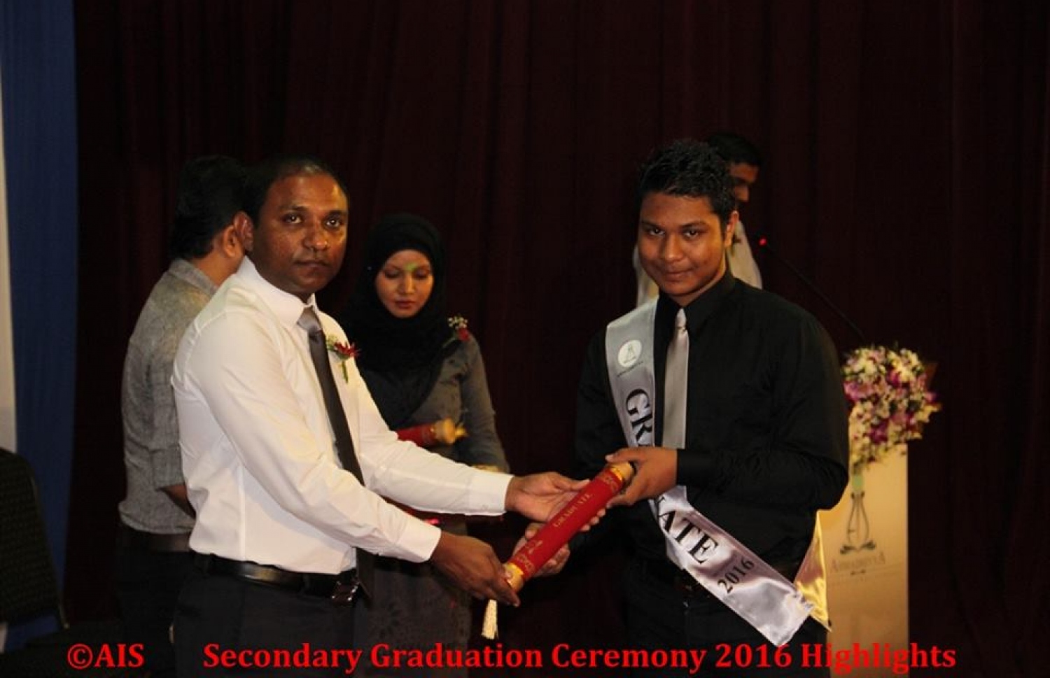 އަހުމަދިއްޔާ އިންޓަނޭޝަނަލް ސްކޫލް ގްރޭޑް ދިހައެއްގެ ގްރެޖުއޭޝަން ހަފްލާގައި ވިލިނގިލީ ދާއިރާގެ މެމްބަރު ސައުދު، ދަރިވަރަކަށް އިނާމު ދެއްވަނީ.-- ފޮޓޯ: އަހުމަދިއްޔާ އިންޓަނޭޝަލް ސްކޫލް