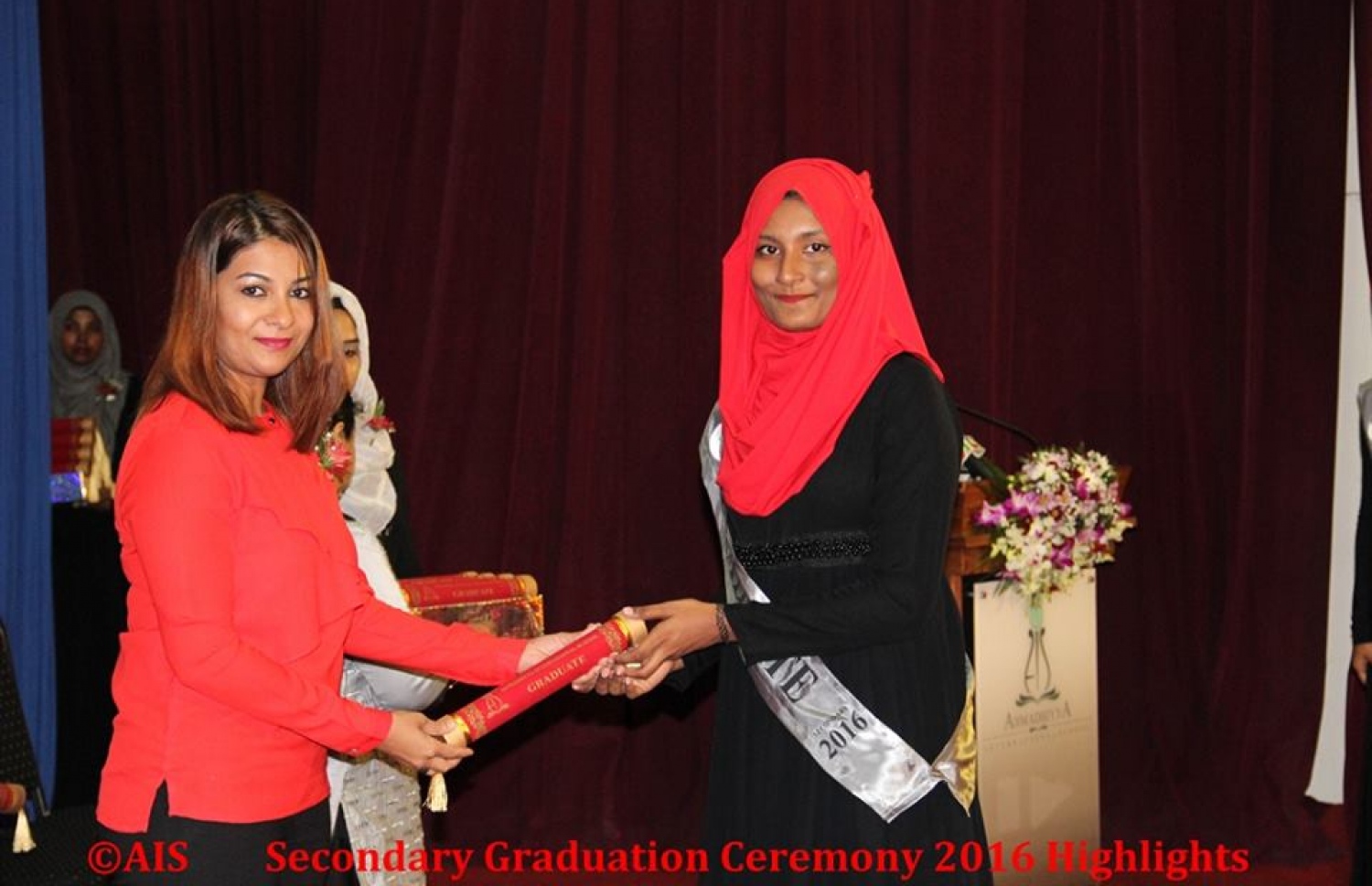 މާލެ: ނޮވެމްބަރު 1، 2016: އަހުމަދިއްޔާ އިންޓަނޭޝަނަލް ސްކޫލް ގްރޭޑް 10 ގެ ގްރެޖުއޭޝަން ހަފްލާގައި ޕީއެސްއެމްގެ ޑެޕިއުޓީ މެނޭޖިން ޑިރެކްޓަރު ޝާޔަން ޝާހިދު (ވ) ދަރިވަރަކަށް އިނާމު ދެއްވަނީ.-- ފޮޓޯ: އަހުމަދިއްޔާ އިންޓަނޭޝަލް ސްކޫލް