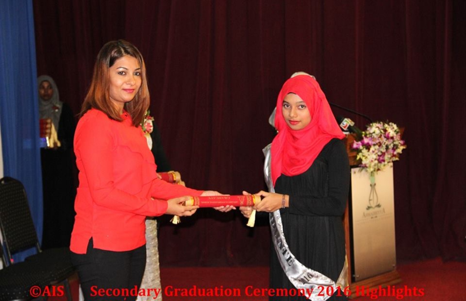 މާލެ: ނޮވެމްބަރު 1، 2016: އަހުމަދިއްޔާ އިންޓަނޭޝަނަލް ސްކޫލް ގްރޭޑް 10 ގެ ގްރެޖުއޭޝަން ހަފްލާގައި ޕީއެސްއެމްގެ ޑެޕިއުޓީ މެނޭޖިން ޑިރެކްޓަރު ޝާޔަން ޝާހިދު (ވ) ދަރިވަރަކަށް އިނާމު ދެއްވަނީ.-- ފޮޓޯ: އަހުމަދިއްޔާ އިންޓަނޭޝަލް ސްކޫލް