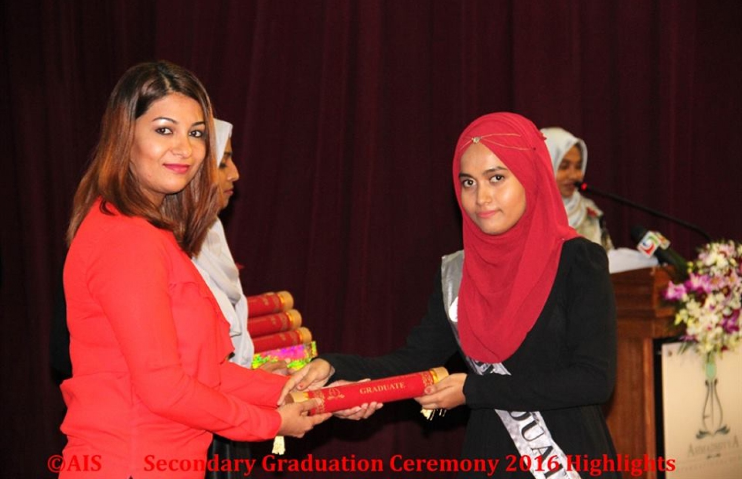 މާލެ: ނޮވެމްބަރު 1، 2016: އަހުމަދިއްޔާ އިންޓަނޭޝަނަލް ސްކޫލް ގްރޭޑް 10 ގެ ގްރެޖުއޭޝަން ހަފްލާގައި ޕީއެސްއެމްގެ ޑެޕިއުޓީ މެނޭޖިން ޑިރެކްޓަރު ޝާޔަން ޝާހިދު (ވ) ދަރިވަރަކަށް އިނާމު ދެއްވަނީ.-- ފޮޓޯ: އަހުމަދިއްޔާ އިންޓަނޭޝަލް ސްކޫލް