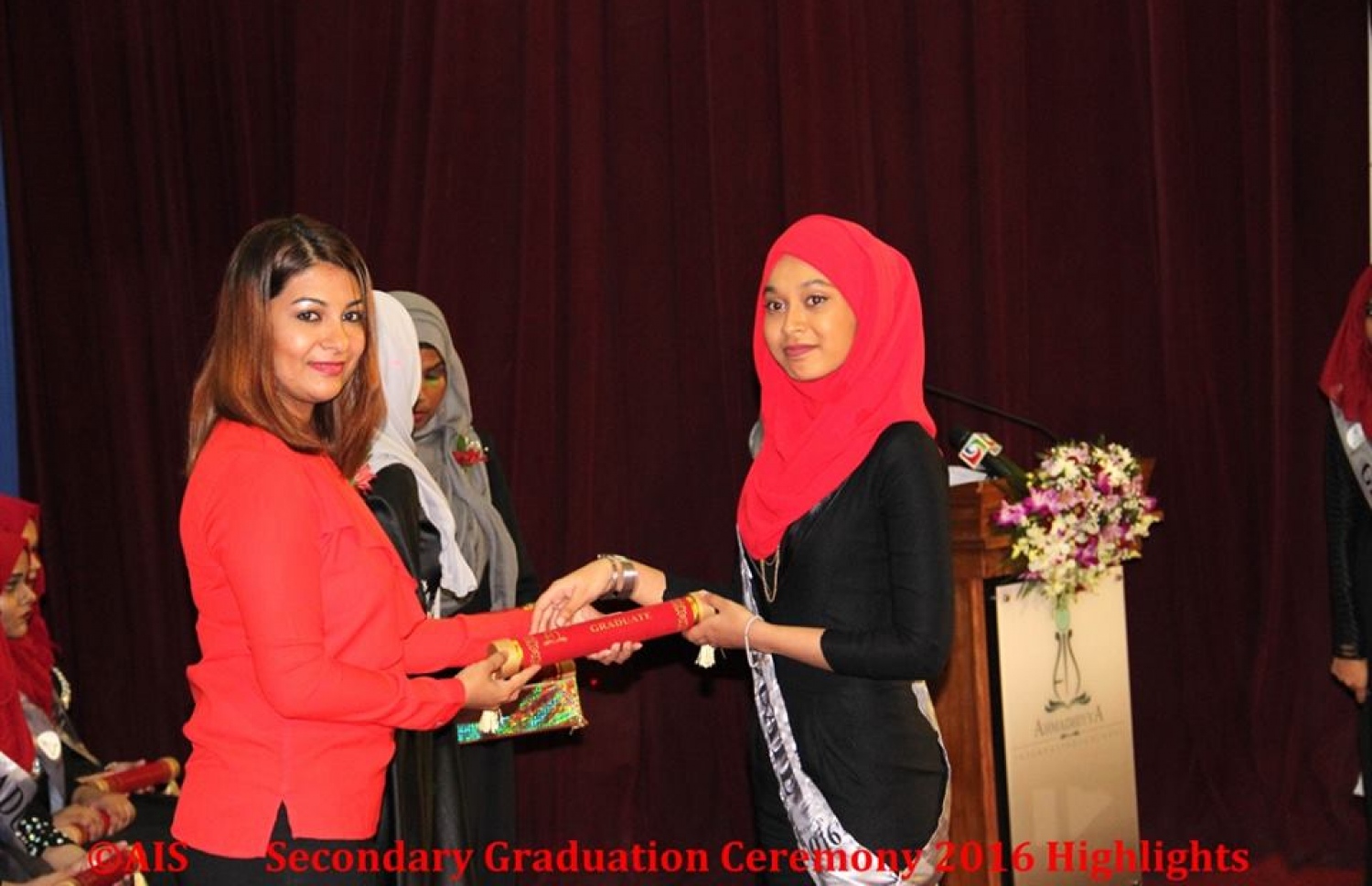 މާލެ: ނޮވެމްބަރު 1، 2016: އަހުމަދިއްޔާ އިންޓަނޭޝަނަލް ސްކޫލް ގްރޭޑް 10 ގެ ގްރެޖުއޭޝަން ހަފްލާގައި ޕީއެސްއެމްގެ ޑެޕިއުޓީ މެނޭޖިން ޑިރެކްޓަރު ޝާޔަން ޝާހިދު (ވ) ދަރިވަރަކަށް އިނާމު ދެއްވަނީ.-- ފޮޓޯ: އަހުމަދިއްޔާ އިންޓަނޭޝަލް ސްކޫލް