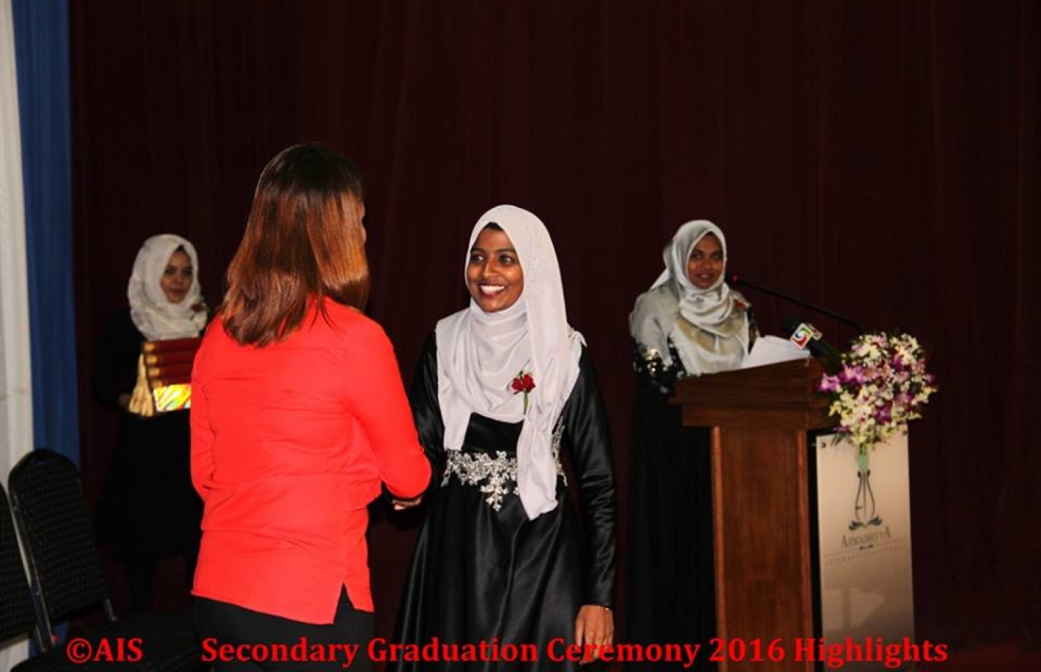 މާލެ: ނޮވެމްބަރު 1، 2016: އަހުމަދިއްޔާ އިންޓަނޭޝަނަލް ސްކޫލް ގްރޭޑް 10 ގެ ގްރެޖުއޭޝަން ހަފްލާގައި ޝާޔަން(ވ) ދަރިވަރަކަށް އިނާމު ދެއްވަނީ.-- ފޮޓޯ: އަހުމަދިއްޔާ އިންޓަނޭޝަލް ސްކޫލް