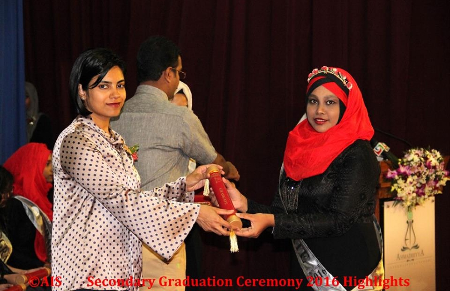 މާލެ: ނޮވެމްބަރު 1، 2016: އަހުމަދިއްޔާ އިންޓަނޭޝަނަލް ސްކޫލް ގްރޭޑް 10 ގެ ގްރެޖުއޭޝަން ހަފްލާގައި ރެޖިސްޓްރާ އޮފް ކޮމްޕެނީސް ވިސާމް (ވ) ދަރިވަރަކަށް އިނާމު ދެއްވަނީ.-- ފޮޓޯ: އަހުމަދިއްޔާ އިންޓަނޭޝަލް ސްކޫލް