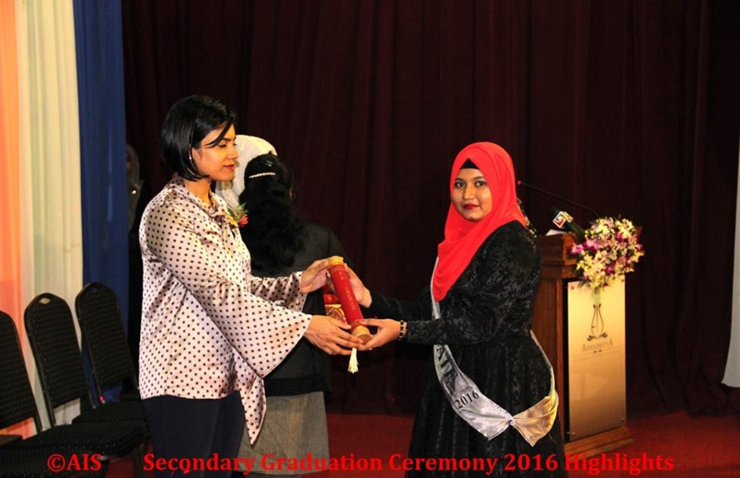 މާލެ: ނޮވެމްބަރު 1، 2016: އަހުމަދިއްޔާ އިންޓަނޭޝަނަލް ސްކޫލް ގްރޭޑް ދިހައެއްގެ ގްރެޖުއޭޝަން ހަފްލާގައި ރެޖިސްޓްރާ އޮފް ކޮމްޕެނީސް ވިސާމް (ވ) ދަރިވަރަކަށް އިނާމު ދެއްވަނީ.-- ފޮޓޯ: އަހުމަދިއްޔާ އިންޓަނޭޝަލް ސްކޫލް