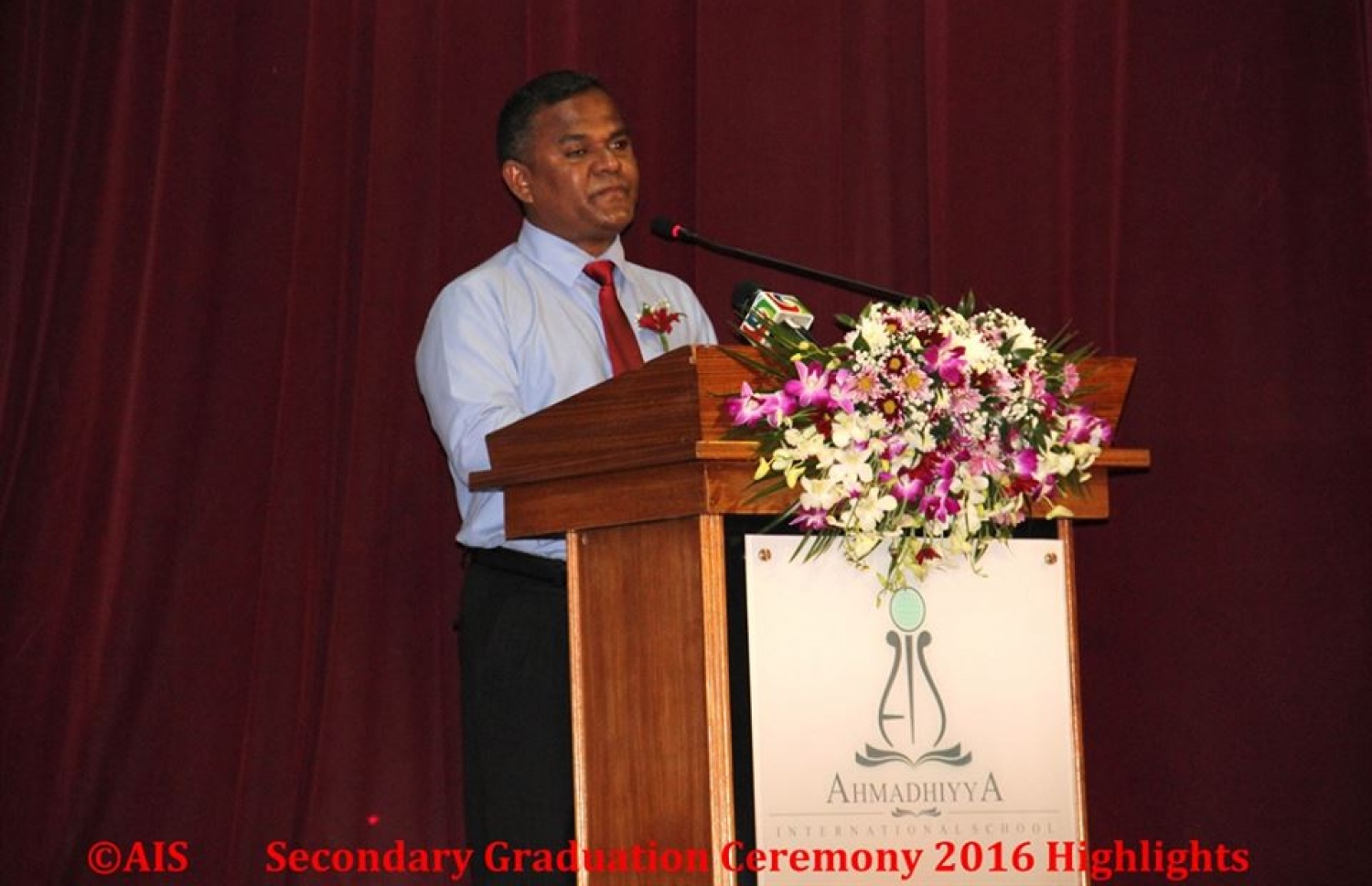 މާލެ: ނޮވެމްބަރު 1، 2016: އަހުމަދިއްޔާ އިންޓަނޭޝަނަލް ސްކޫލް ގްރޭޑް 10 ގެ ގްރެޖުއޭޝަން ހަފްލާގައި އެންވާރްމަންޓް މިނިސްޓްރީގެ ސްޓޭޓް މިނިސްޓަރު މަތީން ވާހަކަ ދައްކަވަނީ-- ފޮޓޯ: އަހުމަދިއްޔާ އިންޓަނޭޝަލް ސްކޫލް