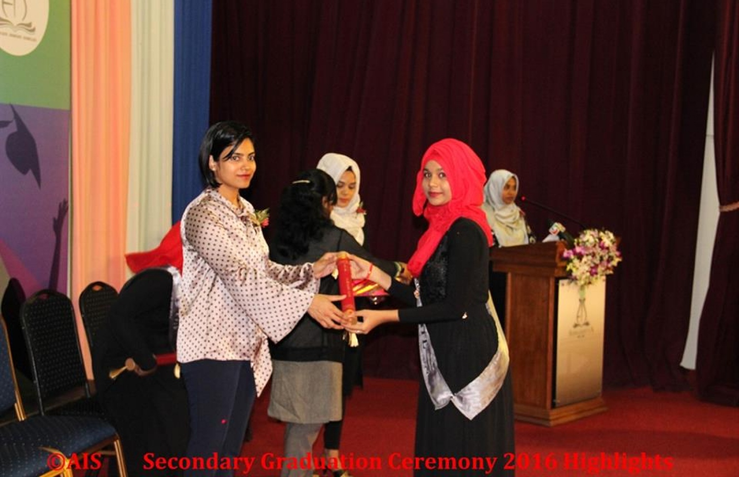 މާލެ: ނޮވެމްބަރު 1، 2016: އަހުމަދިއްޔާ އިންޓަނޭޝަނަލް ސްކޫލް ގްރޭޑް 10 ގެ ގްރެޖުއޭޝަން ހަފްލާގައި ރެޖިސްޓްރާ އޮފް ކޮމްޕެނީސް ވިސާމް(ވ) ދަރިވަރަކަށް އިނާމު ދެއްވަނީ.-- ފޮޓޯ: އަހުމަދިއްޔާ އިންޓަނޭޝަލް ސްކޫލް