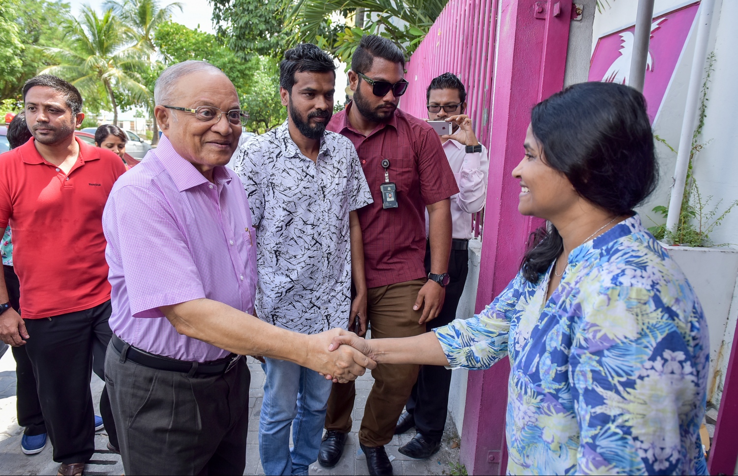 ޕީޕީއެމްގެ އޮފީސް ކުރިން ހިންގި ހ. ތެމާއަށް މައުމޫން މިއަދު ވަޑައިގަތުމުން، ޕީޕީއެމްގެ ނައިބު ރައީސް ކަމަށް މައުމޫންގެ ފެކްޝަނުން އައްޔަން ކޮށްފައިވާ ނާދިރާ މަރުހަބާ ދަންނަވަނީ.---ފޮޓޯ: ނިޝާން އަލީ/މިހާރު