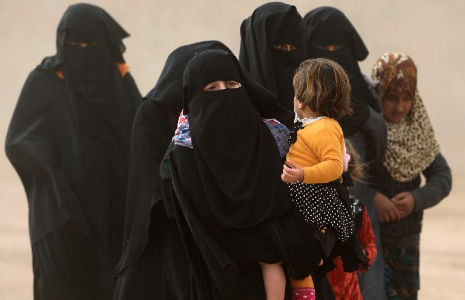 މޫސަލްގެ ދެކުނުން އޮތް އަވަށެއްގައި އަންހެނުންތަކެއް ކުޑަ ކުދިންތަކެއް ގޮވައިގެން. --ފޮޓޯ:އޭއެފްޕީ