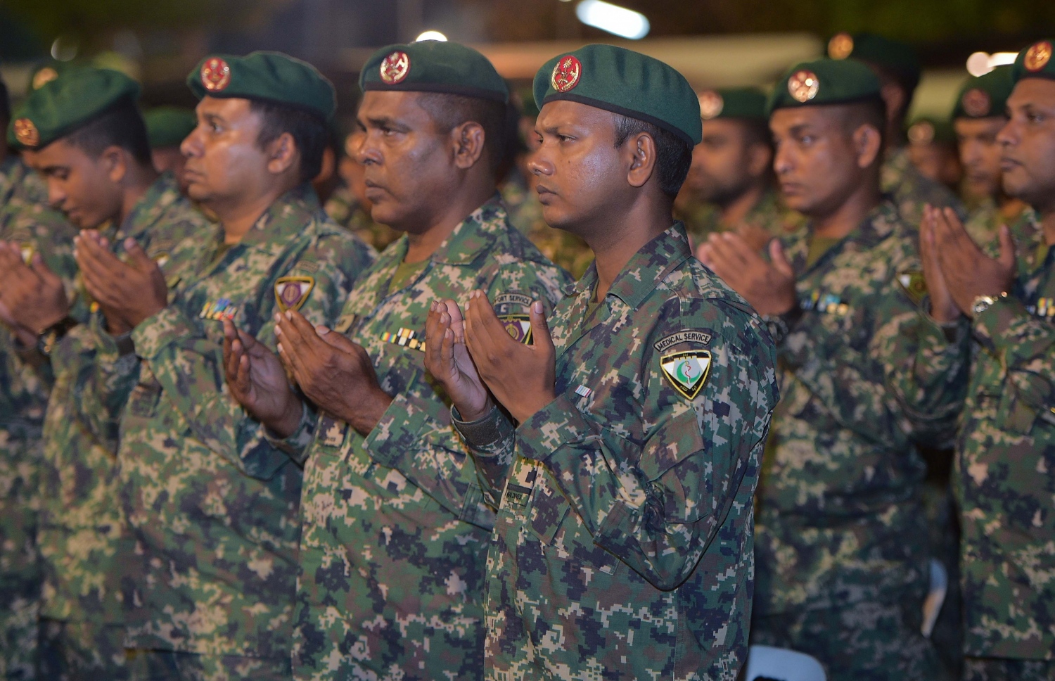 މާލެ، ނޮވެމްބަރު 2، 2016 - ނަސްރުގެ ދުވަހުގެ މުނާސަބަތުގައި ކަޅުތުއްކަލާ ކޮށީގައި ބޭއްވި ޖަލްސާގައި ސިފައިން ދުއާކުރަނީ -- ފޮޓޯ: މުހައްމަދު ޝަރުހާން/މިހާރު