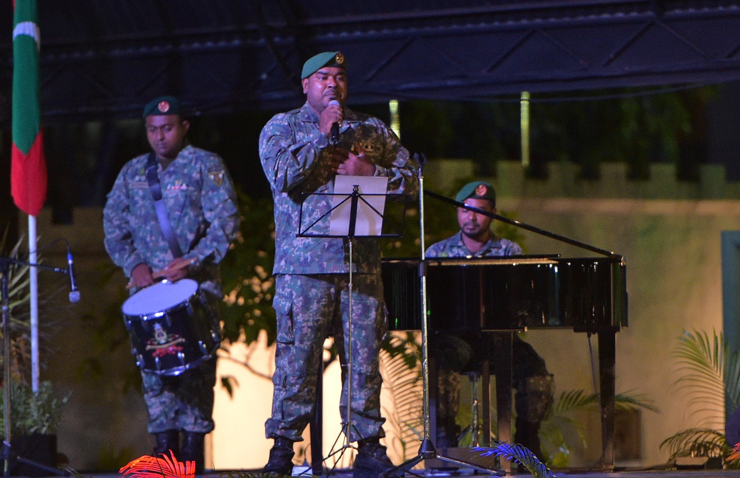 މާލެ، ނޮވެމްބަރު 2، 2016 - ނަސްރުގެ ދުވަހުގެ މުނާސަބަތުގައި ކަޅުތުއްކަލާ ކޮށީގައި ބޭއްވި ޖަލްސާގައި ގައުމީ ލަވައެއް ކިޔަނީ. -- ފޮޓޯ: މުހައްމަދު ޝަރުހާން/މިހާރު