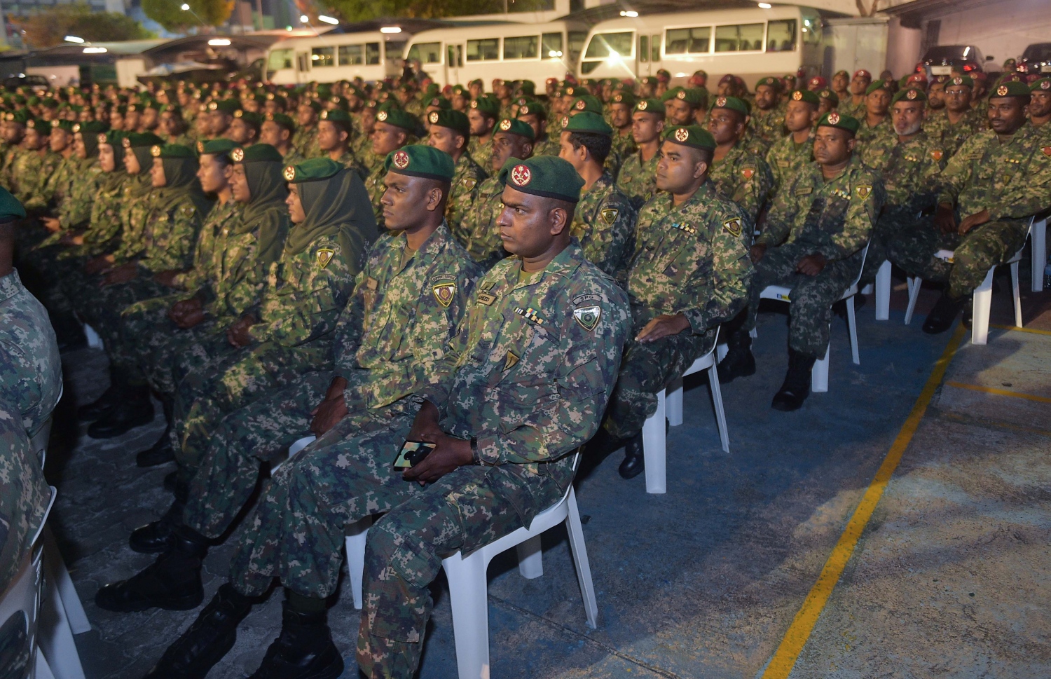 މާލެ، ނޮވެމްބަރު 2، 2016 - ނަސްރުގެ ދުވަހުގެ މުނާސަބަތުގައި ކަޅުތުއްކަލާ ކޮށީގައި ބޭއްވި ޖަލްސާގައި ބައިވެރިވި ބައެއް ސިފައިން. -- ފޮޓޯ: މުހައްމަދު ޝަރުހާން/މިހާރު