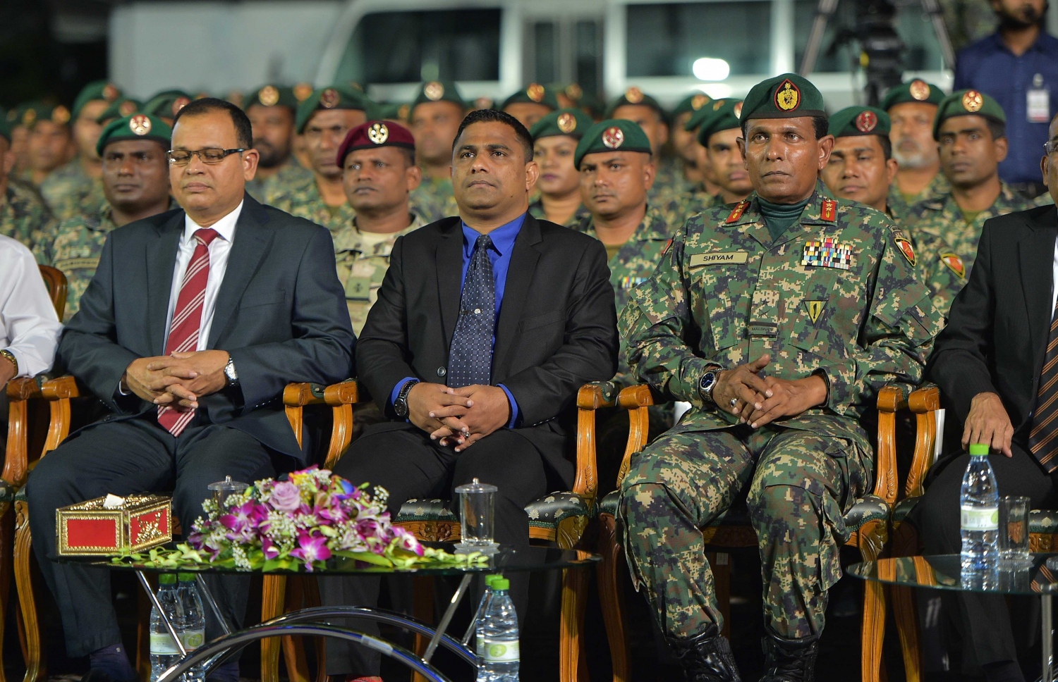 މާލެ، ނޮވެމްބަރު 2، 2016 - ނަސްރުގެ ދުވަހުގެ މުނާސަބަތުގައި ކަޅުތުއްކަލާ ކޮށީގައި ބޭއްވި ޖަލްސާގައި ޗީފް އޮފް ޑިފެންސް ފޯސް މޭޖާ ޖެނަރަލް އަހްމަދު ޝިޔާމް (ކ) އާއި ޖަލްސާގެ ޝަރަފްވެރި މެހެމާން ދިވެހި ބަހުގެ އެކަޑަމީގެ ރައީސް އަޝްރަފް އަލީ (މ) އަދި ޑިފެންސް މިނިސްޓަރު އާދަމް ޝަރީފް ބައިވެރިވެ ވަޑައިގަންނަވަނީ. -- ފޮޓޯ: މުހައްމަދު ޝަރުހާން/މިހާރު