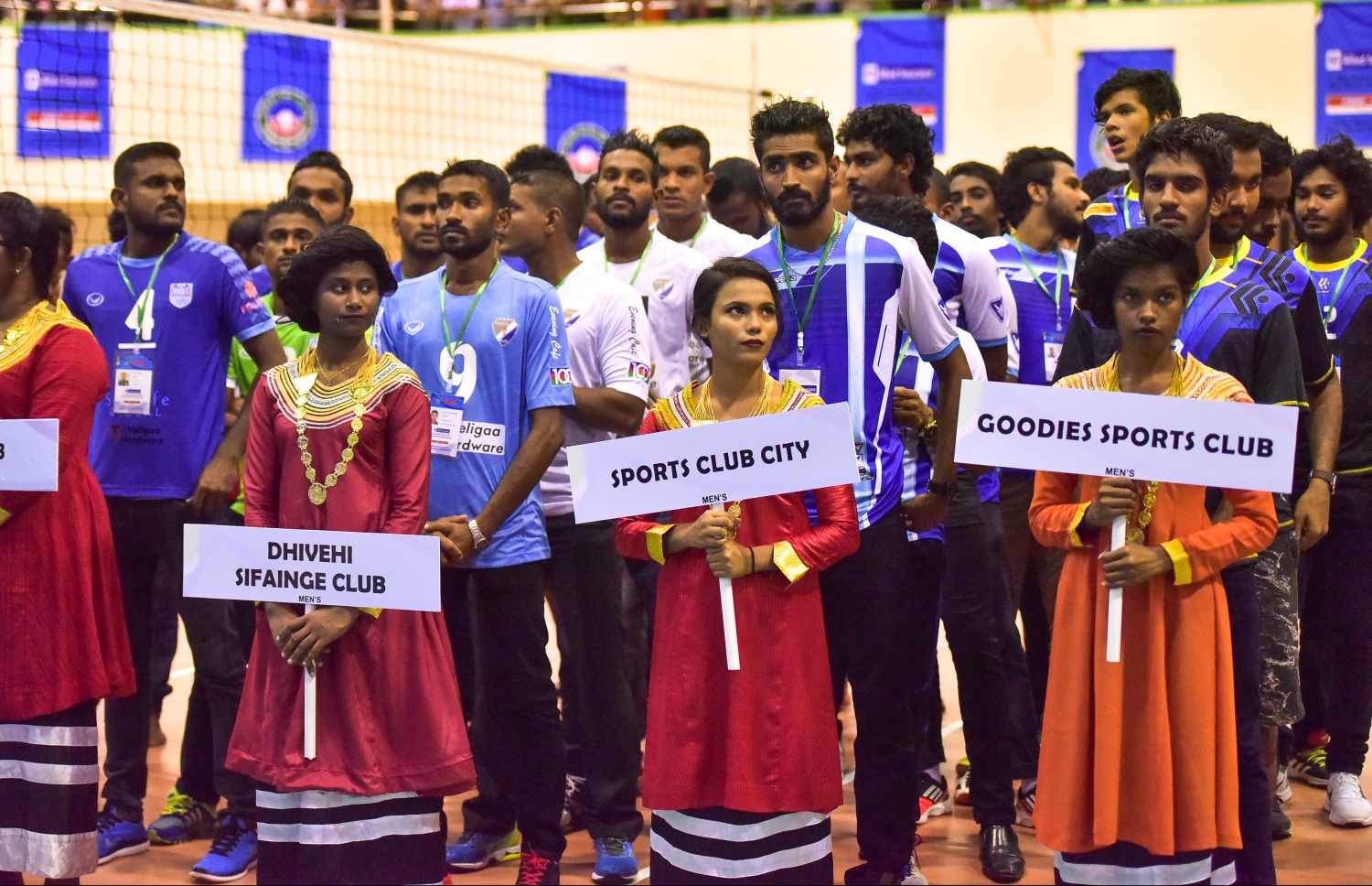 މާލެ: ނޮވެމްބަރު 2، 2016: ގައުމީ ވޮލީބޯޅަ ލީގު ހުޅުވުމުގެ ގޮތުން ކުޅޭ ހާއްސަ މެޗު ކުޅުމަށް ކުޅުންތެރިން ތައްޔާރުވެފައި: 3-1 ސެޓުން ރާއްޖޭގައި ކުޅޭ ބިދޭސީ ކުޅުންތެރިންގެ ޓީމު ވަނީ ކުރި ހޯދައިފައި.--ފޮޓޯ: ނިޝާން އަލީ/ މިހާރު