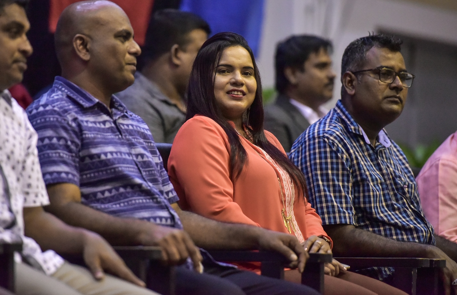 މާލެ: ނޮވެމްބަރު 2، 2016: ގައުމީ ވޮލީބޯޅަ ލީގު ހުޅުވުމުގެ ގޮތުން ކުޅުނު ހާއްސަ މެޗު ބައްލަވައި ލެއްވުމަށް ޔޫތު މިނިސްޓަރު އިރުތިޝާމް އާދަމް ބައިވެރިވެ ވަޑައިގަންނަވަނީ: 3-1 ސެޓުން ރާއްޖޭގައި ކުޅޭ ބިދޭސީ ކުޅުންތެރިންގެ ޓީމު ވަނީ ކުރި ހޯދައިފައި.--ފޮޓޯ: ނިޝާން އަލީ/ މިހާރު