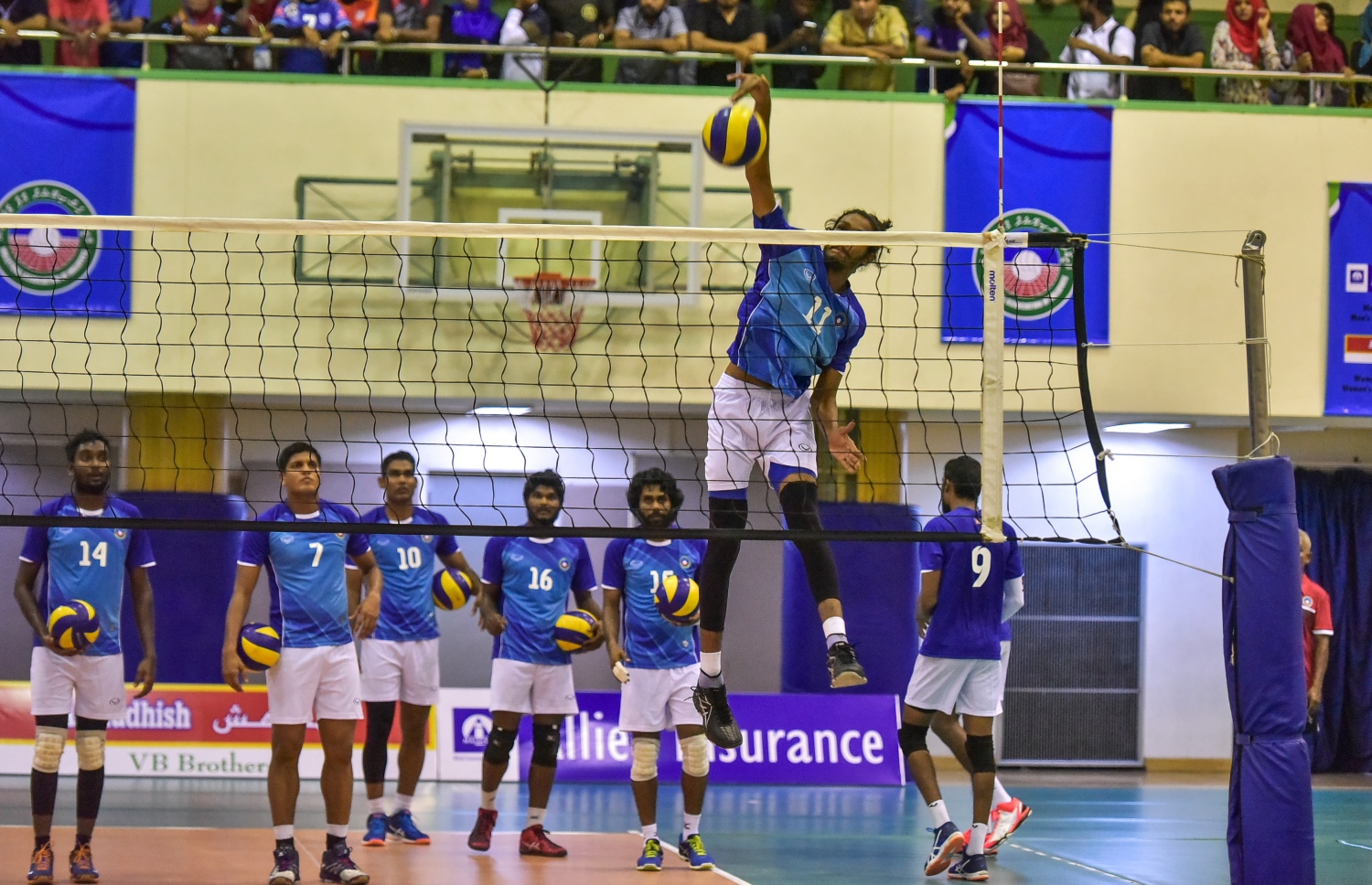 މާލެ: ނޮވެމްބަރު 2، 2016: ގައުމީ ވޮލީބޯޅަ ލީގު ހުޅުވުމުގެ ގޮތުން ކުޅުނު ހާއްސަ މެޗުން ރާއްޖޭން ހޮވާލެވުނު ކުޅުންތެރިންގެ ޓީމަކާއި ބިދޭސީންގެ ޓީމެއް ކުޅެނީ: 3-1 ސެޓުން ރާއްޖޭގައި ކުޅޭ ބިދޭސީ ކުޅުންތެރިންގެ ޓީމު ވަނީ ކުރި ހޯދައިފައި.--ފޮޓޯ: ނިޝާން އަލީ/ މިހާރު