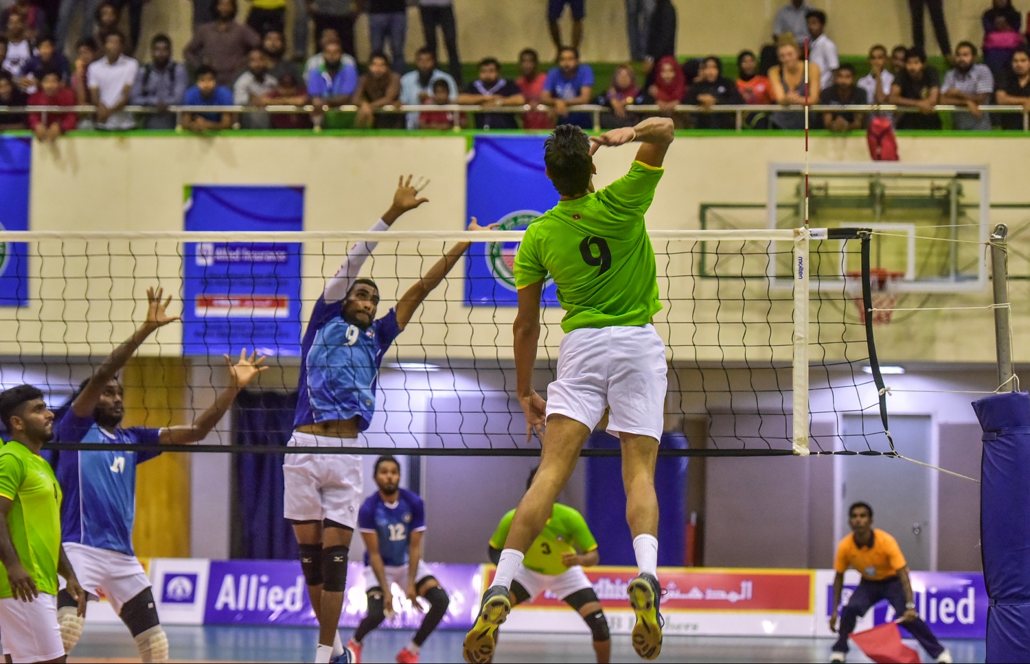 މާލެ: ނޮވެމްބަރު 2، 2016: ގައުމީ ވޮލީބޯޅަ ލީގު ހުޅުވުމުގެ ގޮތުން ކުޅުނު ހާއްސަ މެޗުން ރާއްޖޭން ހޮވާލެވުނު ކުޅުންތެރިންގެ ޓީމަކާއި ބިދޭސީންގެ ޓީމެއް ކުޅެނީ: 3-1 ސެޓުން ރާއްޖޭގައި ކުޅޭ ބިދޭސީ ކުޅުންތެރިންގެ ޓީމު ވަނީ ކުރި ހޯދައިފައި.--ފޮޓޯ: ނިޝާން އަލީ/ މިހާރު