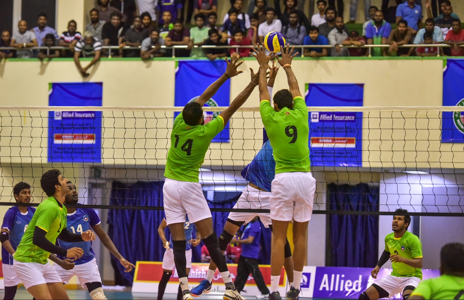 މާލެ: ނޮވެމްބަރު 2، 2016: ގައުމީ ވޮލީބޯޅަ ލީގު ހުޅުވުމުގެ ގޮތުން ކުޅުނު ހާއްސަ މެޗުން ރާއްޖޭން ހޮވާލެވުނު ކުޅުންތެރިންގެ ޓީމަކާއި ބިދޭސީންގެ ޓީމެއް ކުޅެނީ: 3-1 ސެޓުން ރާއްޖޭގައި ކުޅޭ ބިދޭސީ ކުޅުންތެރިންގެ ޓީމު ވަނީ ކުރި ހޯދައިފައި.--ފޮޓޯ: ނިޝާން އަލީ/ މިހާރު