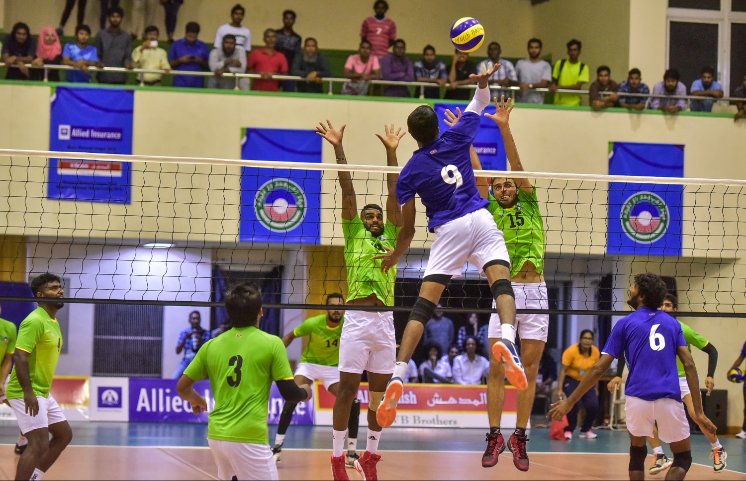 މާލެ: ނޮވެމްބަރު 2، 2016: ގައުމީ ވޮލީބޯޅަ ލީގު ހުޅުވުމުގެ ގޮތުން ކުޅުނު ހާއްސަ މެޗުން ރާއްޖޭން ހޮވާލެވުނު ކުޅުންތެރިންގެ ޓީމަކާއި ބިދޭސީންގެ ޓީމެއް ކުޅެނީ: 3-1 ސެޓުން ރާއްޖޭގައި ކުޅޭ ބިދޭސީ ކުޅުންތެރިންގެ ޓީމު ވަނީ ކުރި ހޯދައިފައި.--ފޮޓޯ: ނިޝާން އަލީ/ މިހާރު